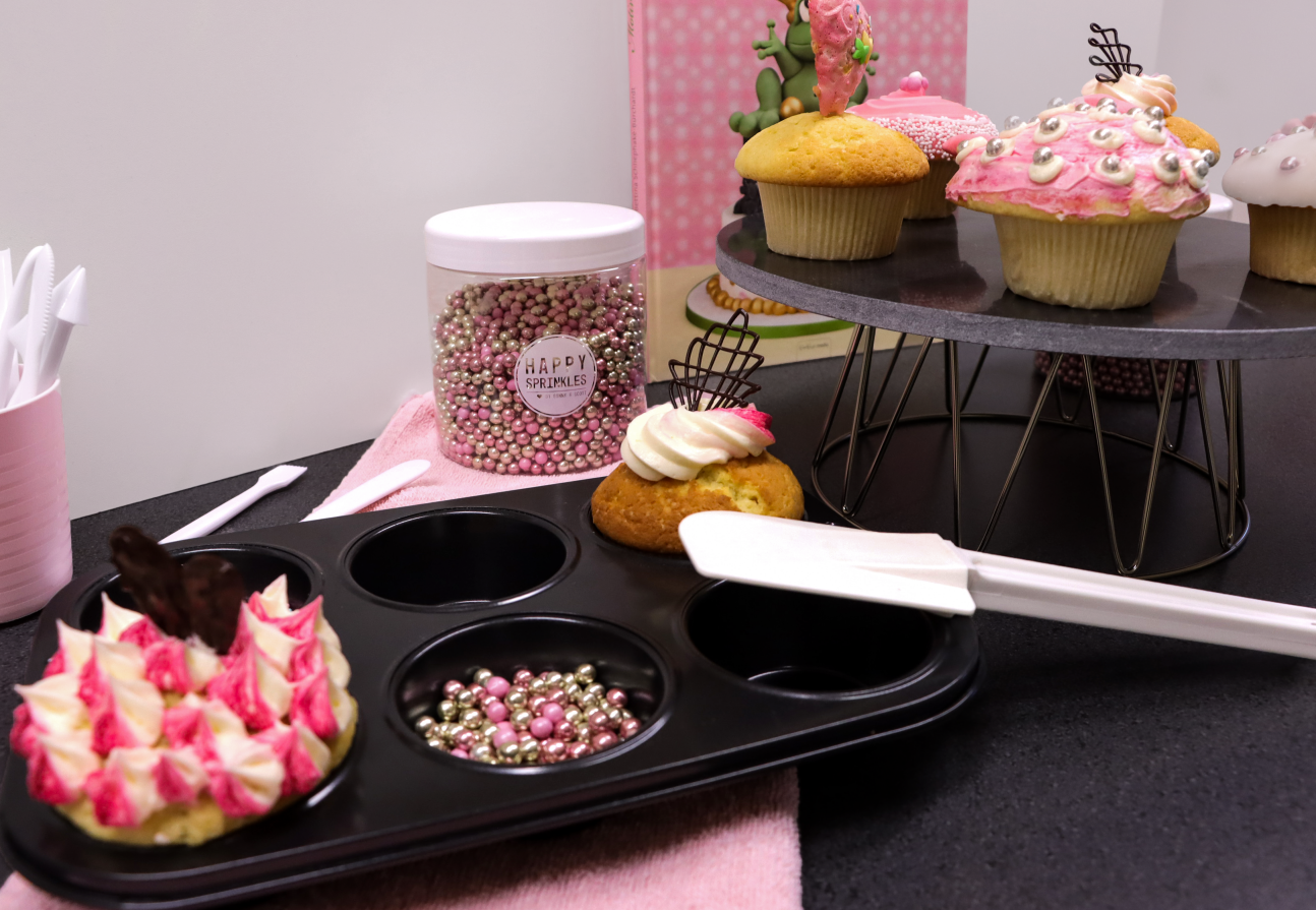 Σεμινάριο ζαχαροπλαστικής για παιδικά πάρτι: δημιουργικές διακοσμήσεις cupcakes με πολύχρωμα Sprinkles και αξεσουάρ.