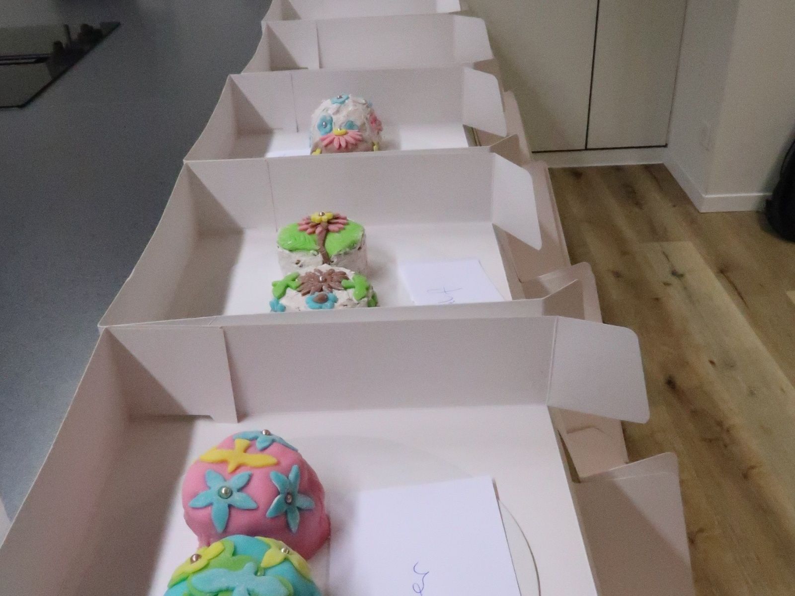 Μαθήματα ζαχαροπλαστικής για παιδικά πάρτι με πολύχρωμες κασετίνες και νοστιμες, διακοσμημένες τούρτες για παιδικά πάρτι.