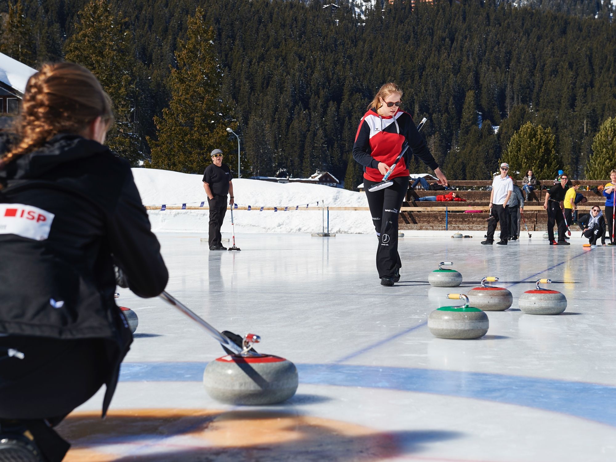 Szkolenie z curling na lodzie w Arose, dynamiczni gracze w trakcie gry w curling.