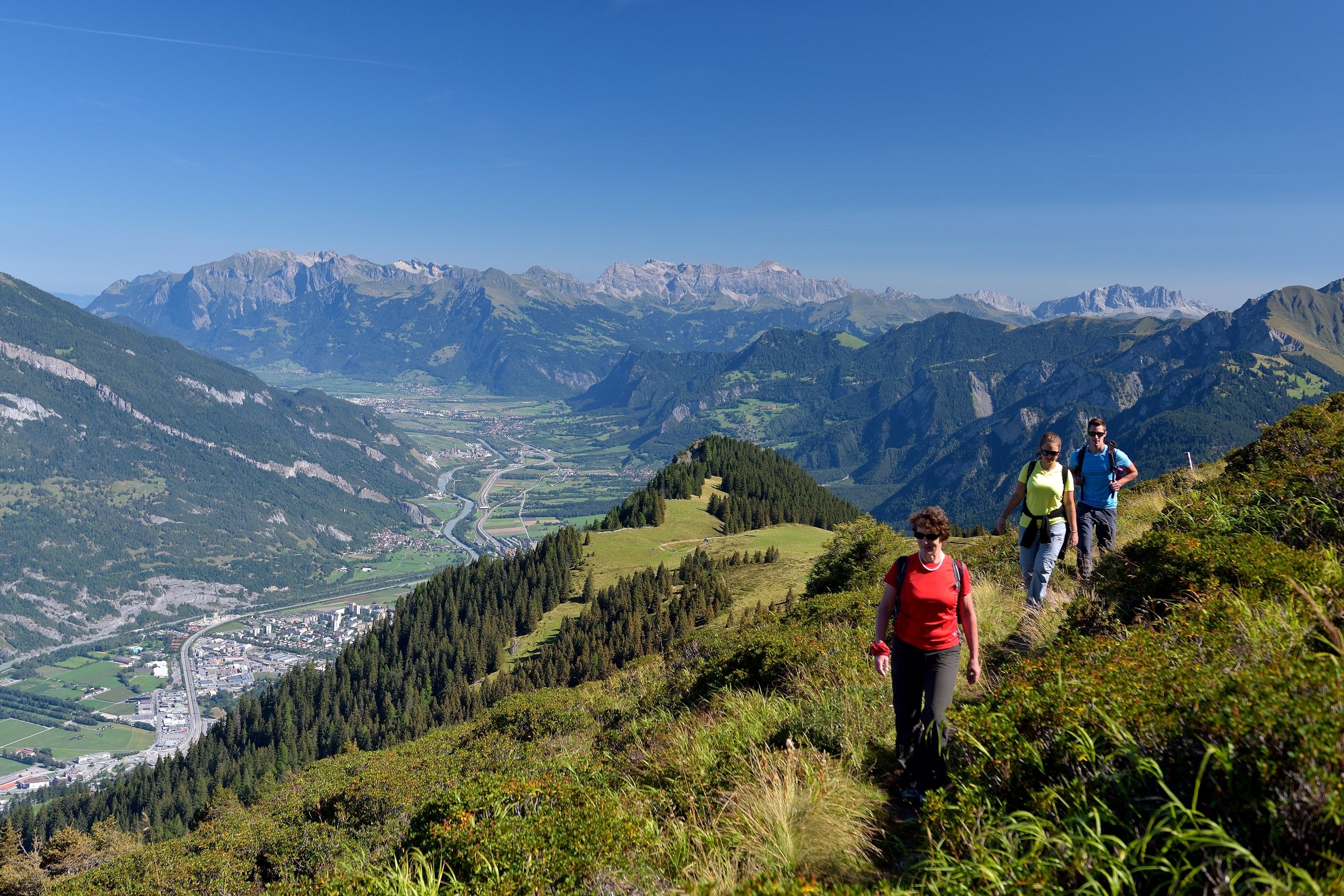 Genusswanderung Dreibündenstein mit Blick auf die Berge