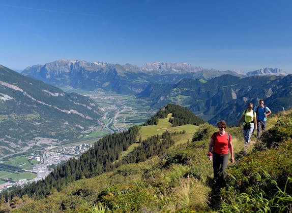 Caminata gastronómica Dreibündenstein con vistas a las montañas