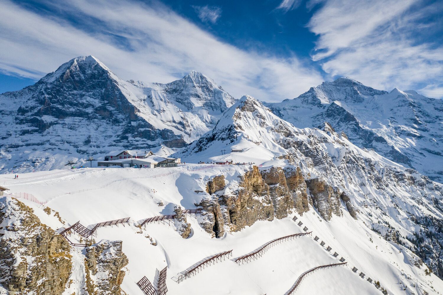 Männlichen: Zugefrorene Landschaft mit Wanderern in der majestätischen Bergwelt der Alpen
