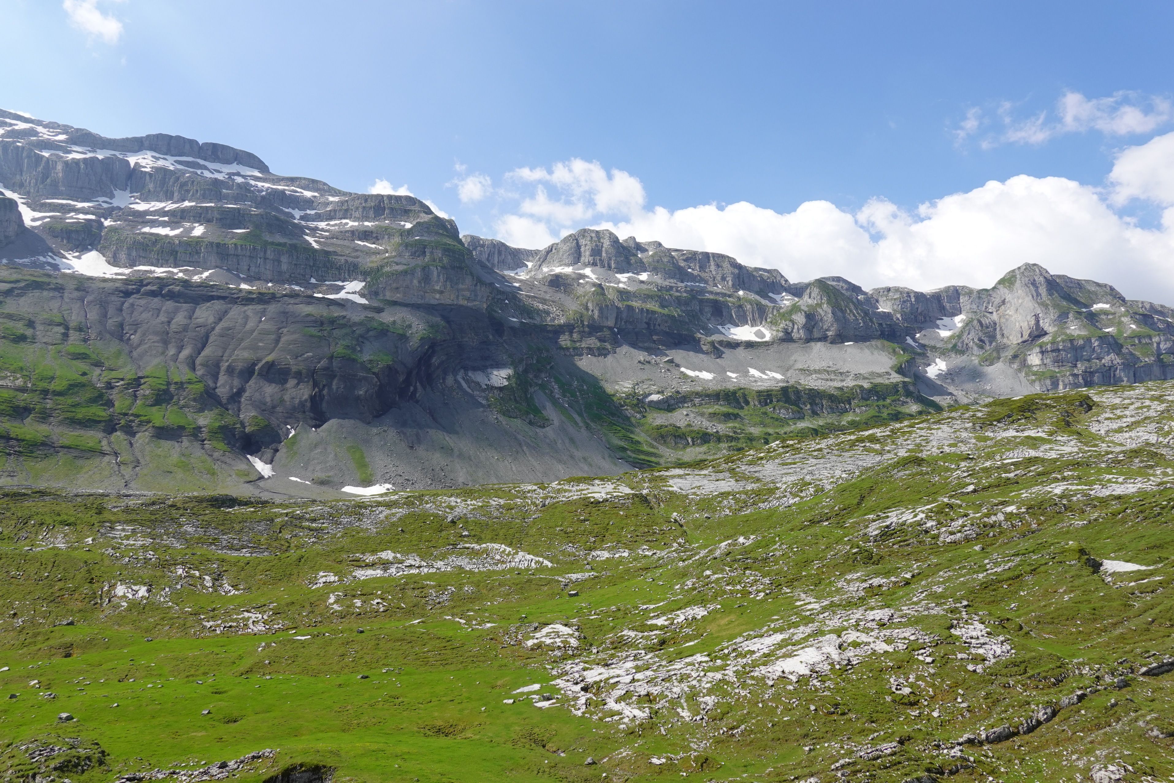 格拉特阿尔普：风景如画的山脉与绿色草地，户外活动的理想之地。