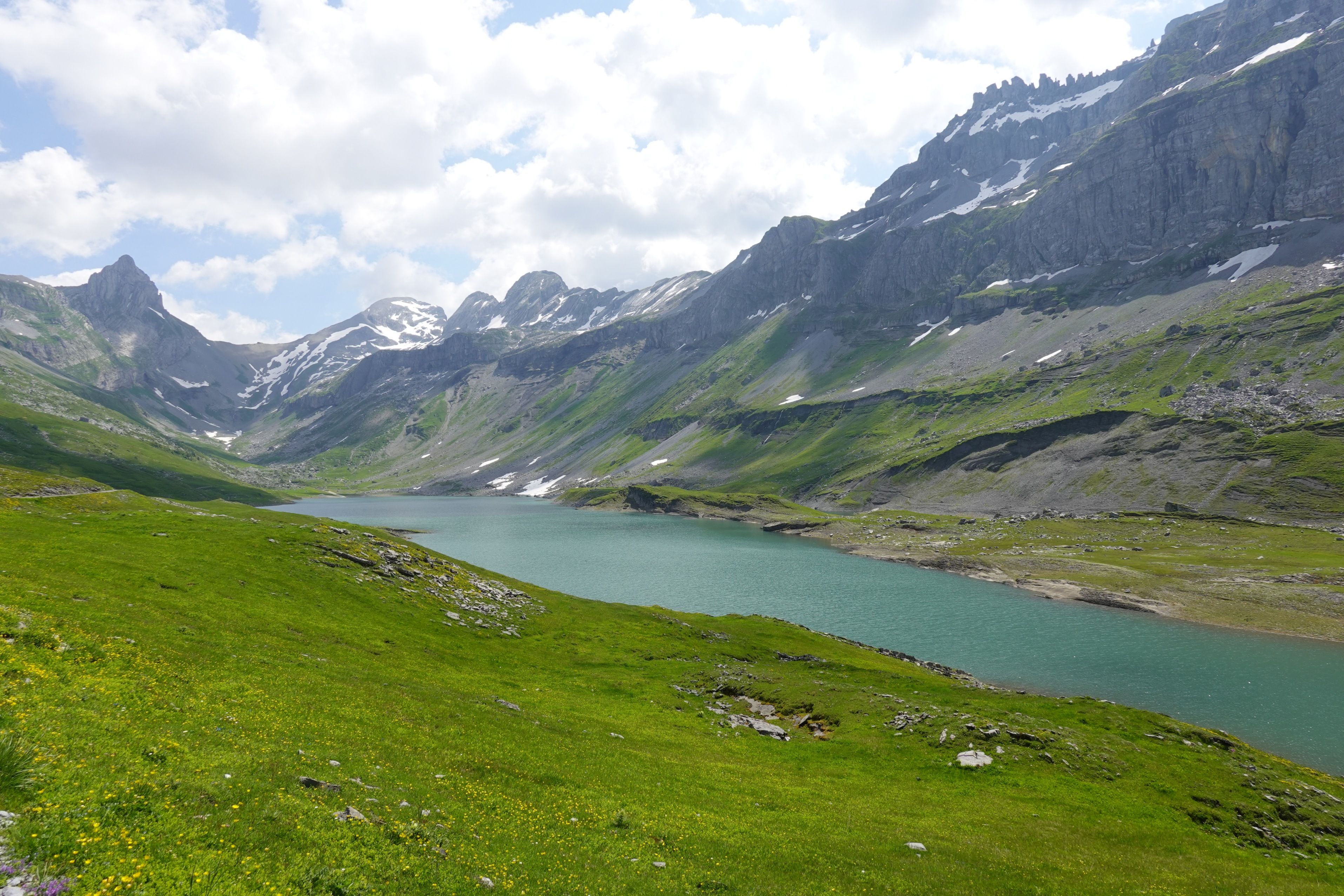 Glattalp: 美丽的山地风光，绿色的山谷和清澈的河水。