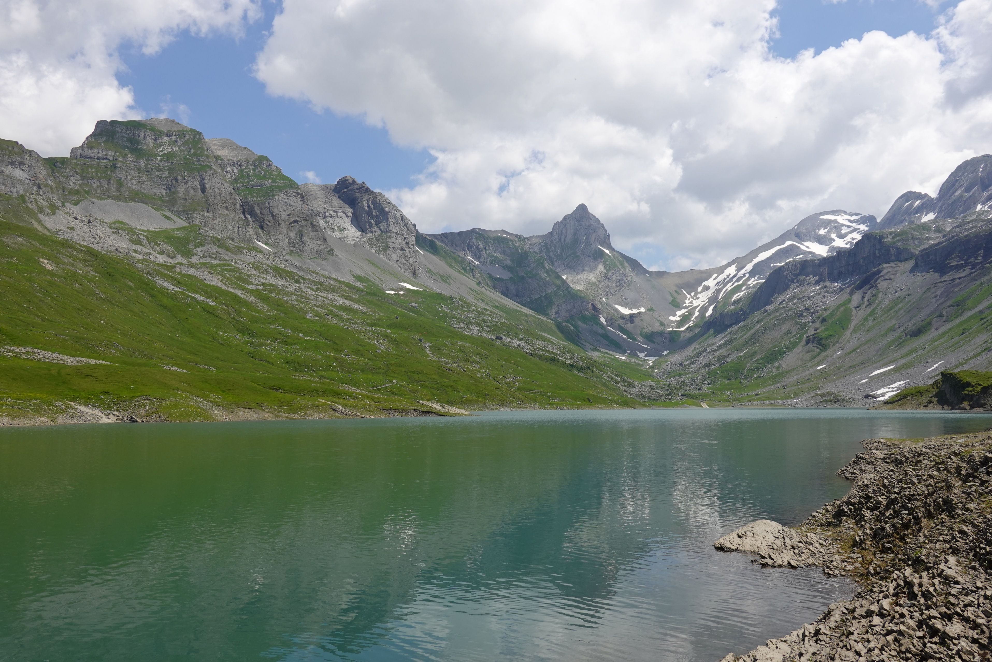 Glattalp：迷人的山景，瑞士有着绿色的水和高耸的山峰。