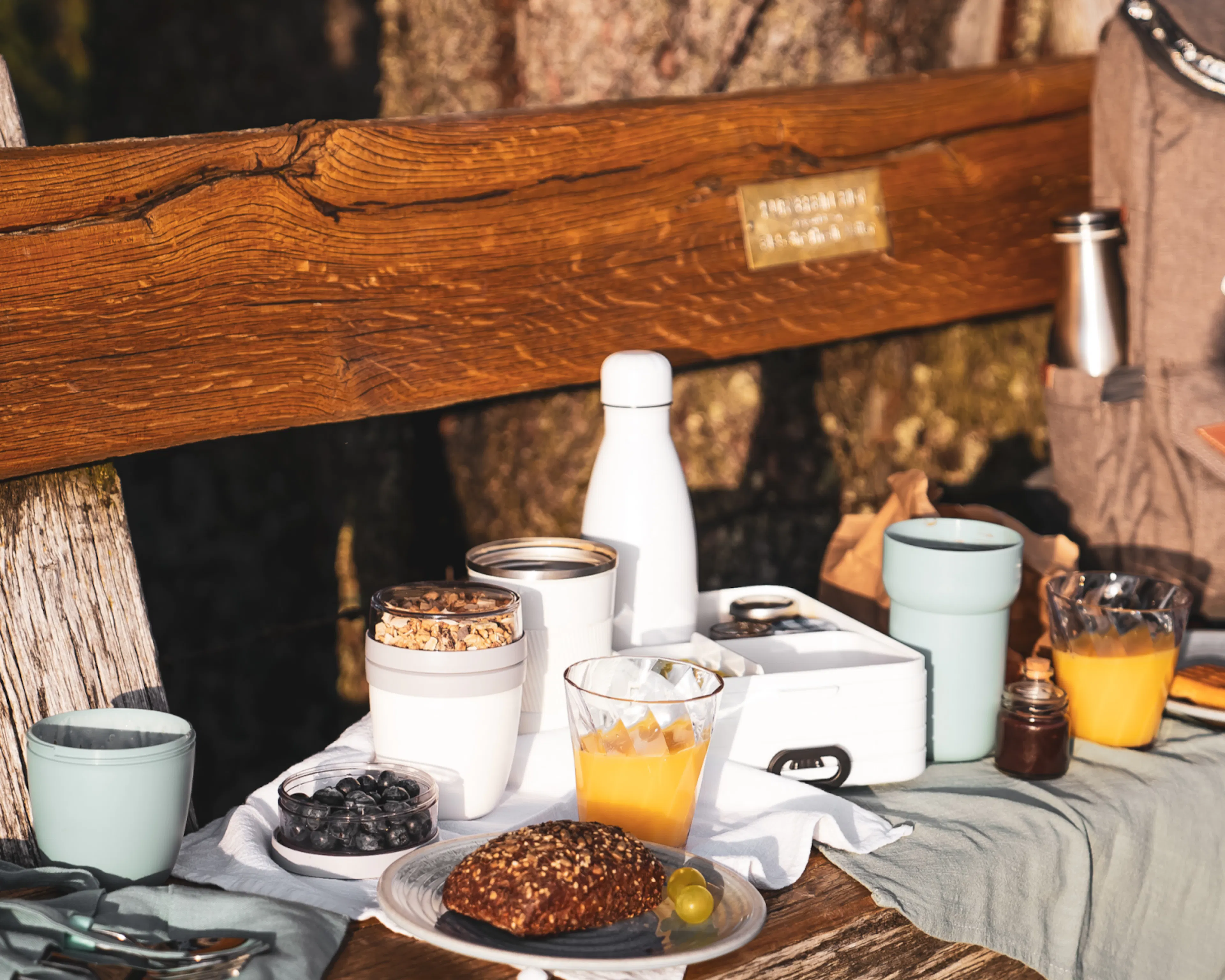 Zmorge auf der Seebodenalp mit frischem Obst, Getränken und entspannter Atmosphäre.