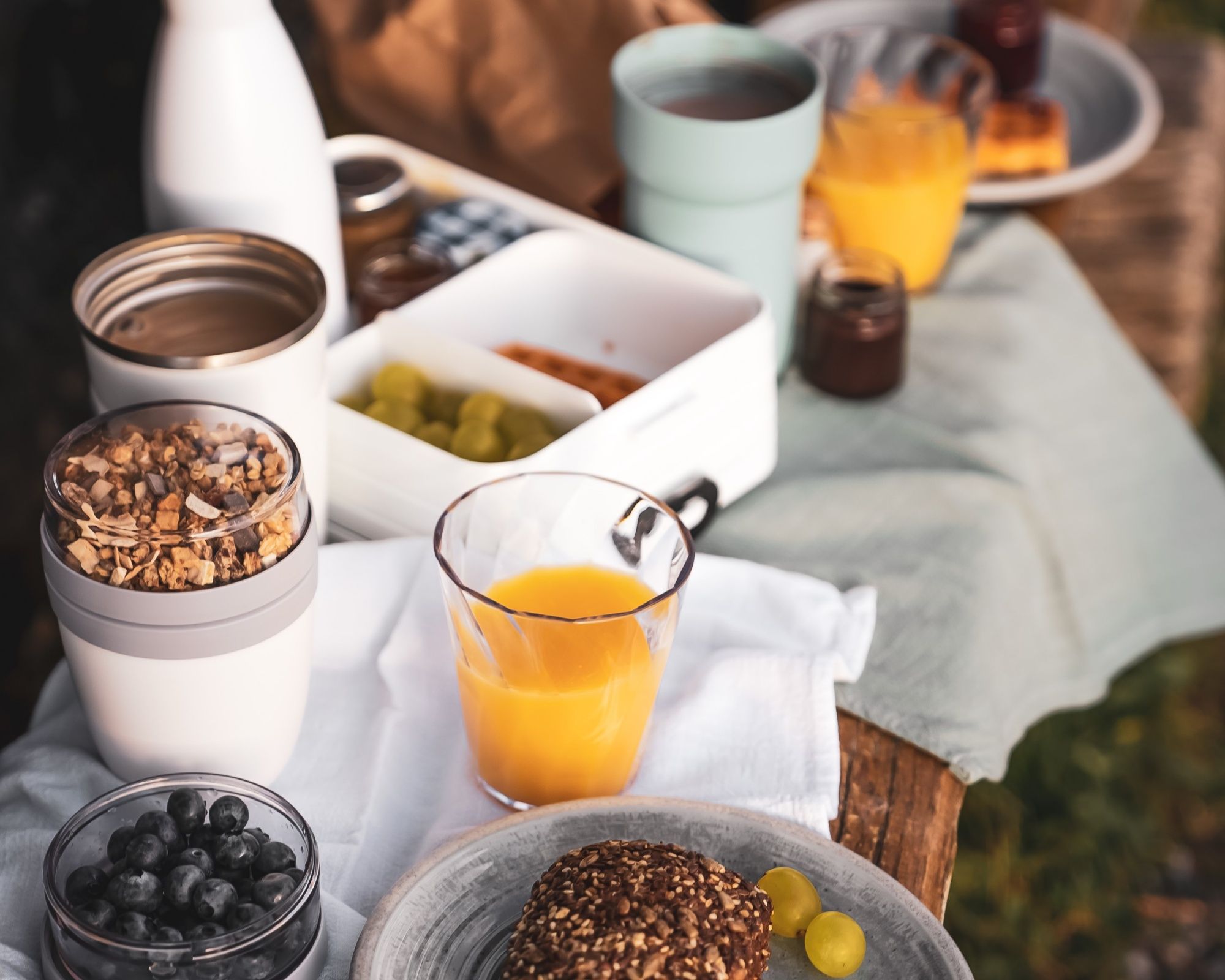 Fruehstueck: Geniesse frisches Obst und Saft in der Natur auf der Seebodenalp.