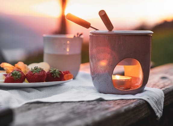 Fondue Cokelat: Piknik romantis dengan stroberi segar dan suasana santai di Seebodenalp.