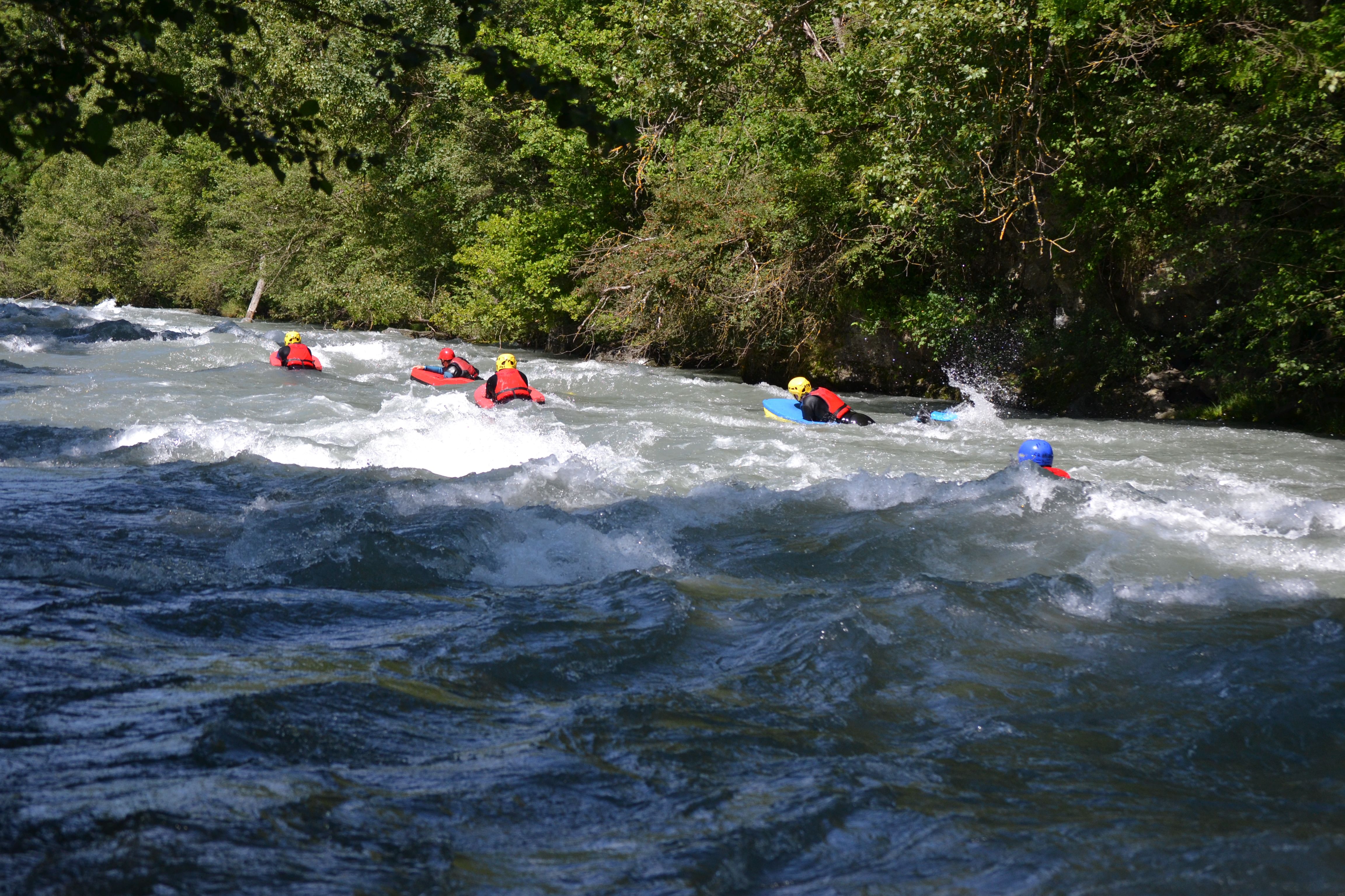 Avventura di rafting sul Lago di Costanza nel 2023 con partecipanti in giubbotti di salvataggio