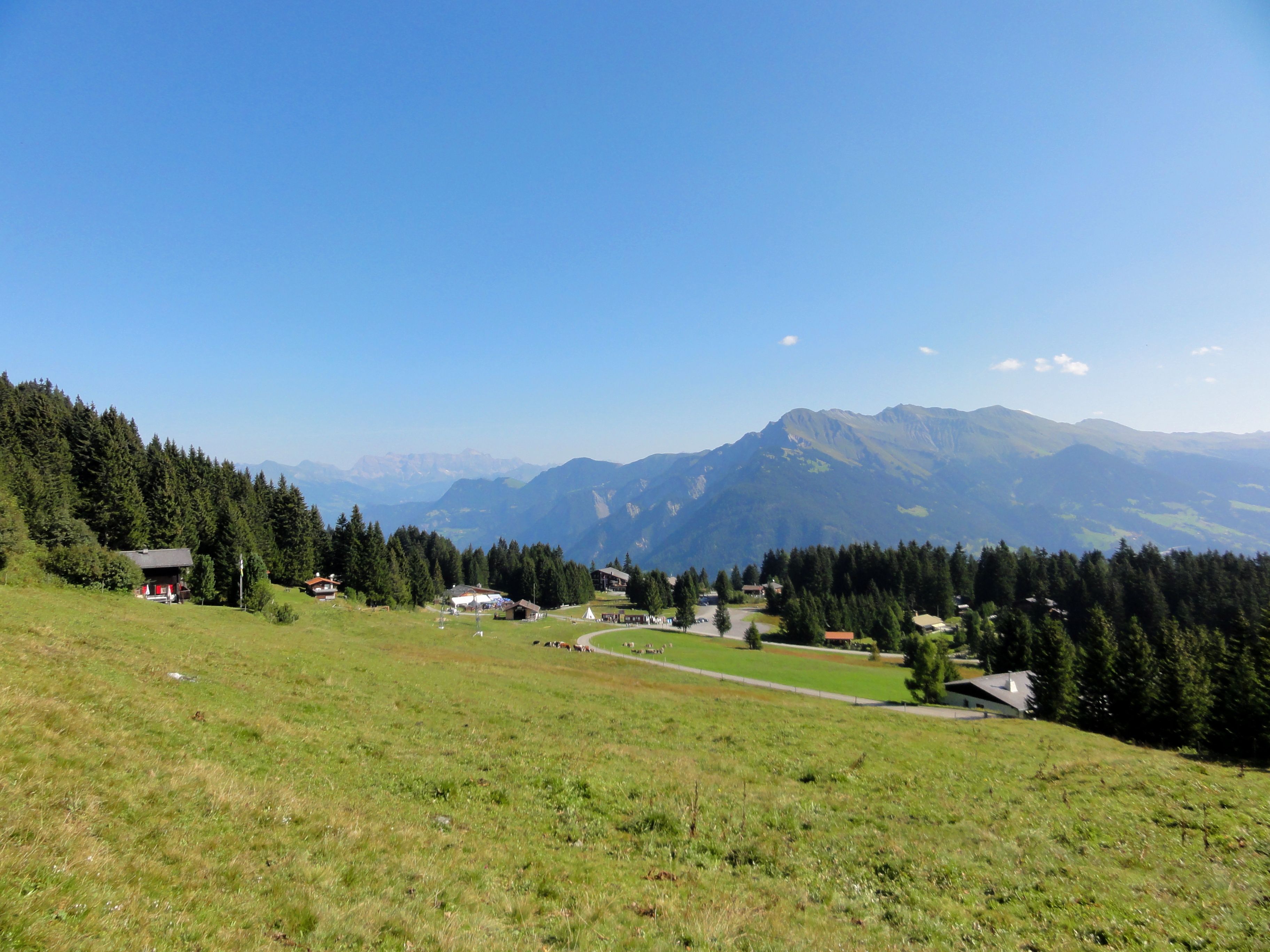 Perjalanan santai di Chur dengan pemandangan pegunungan dan padang rumput.