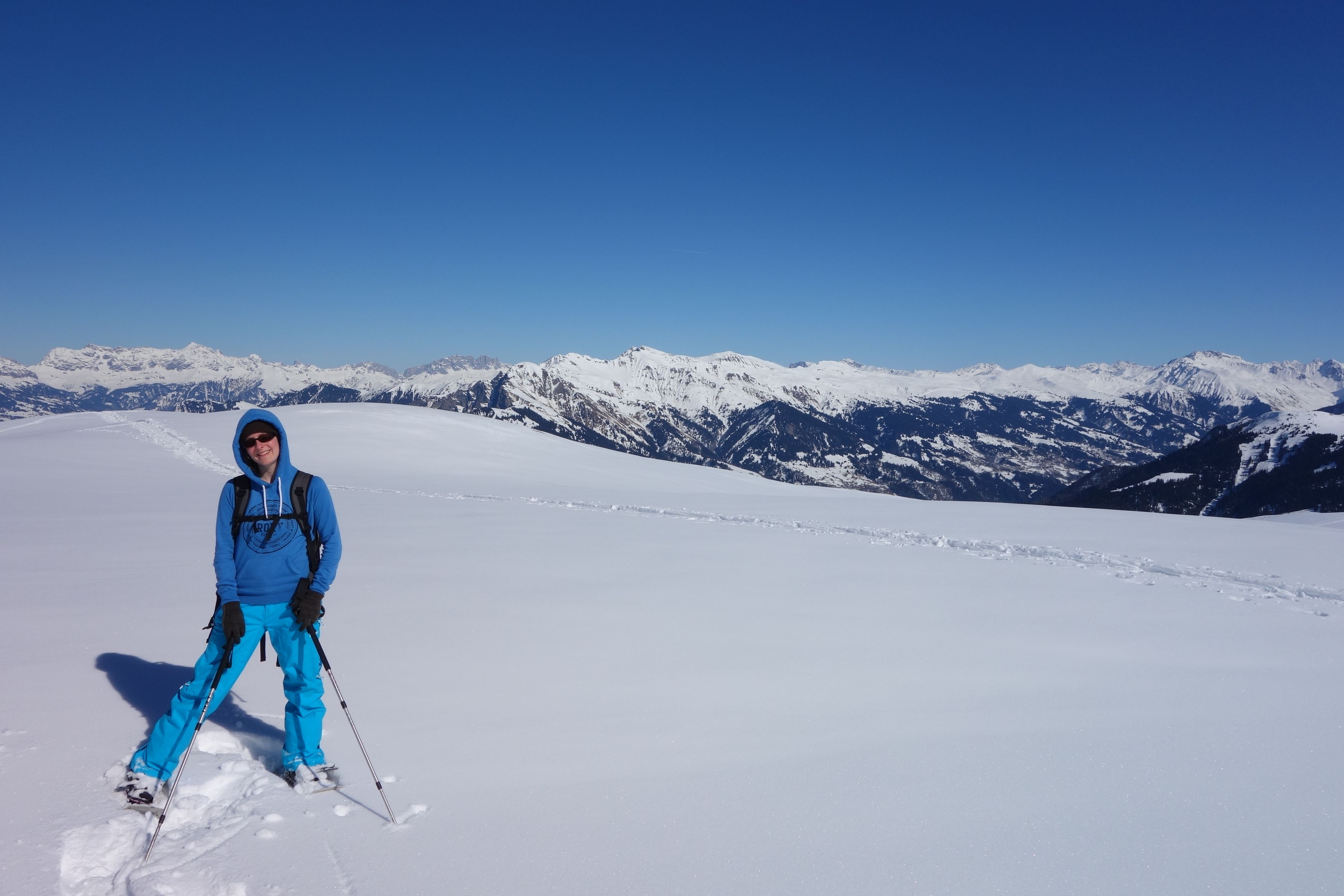 雪shoeハイキング、アルプスの雪に覆われた山頂
