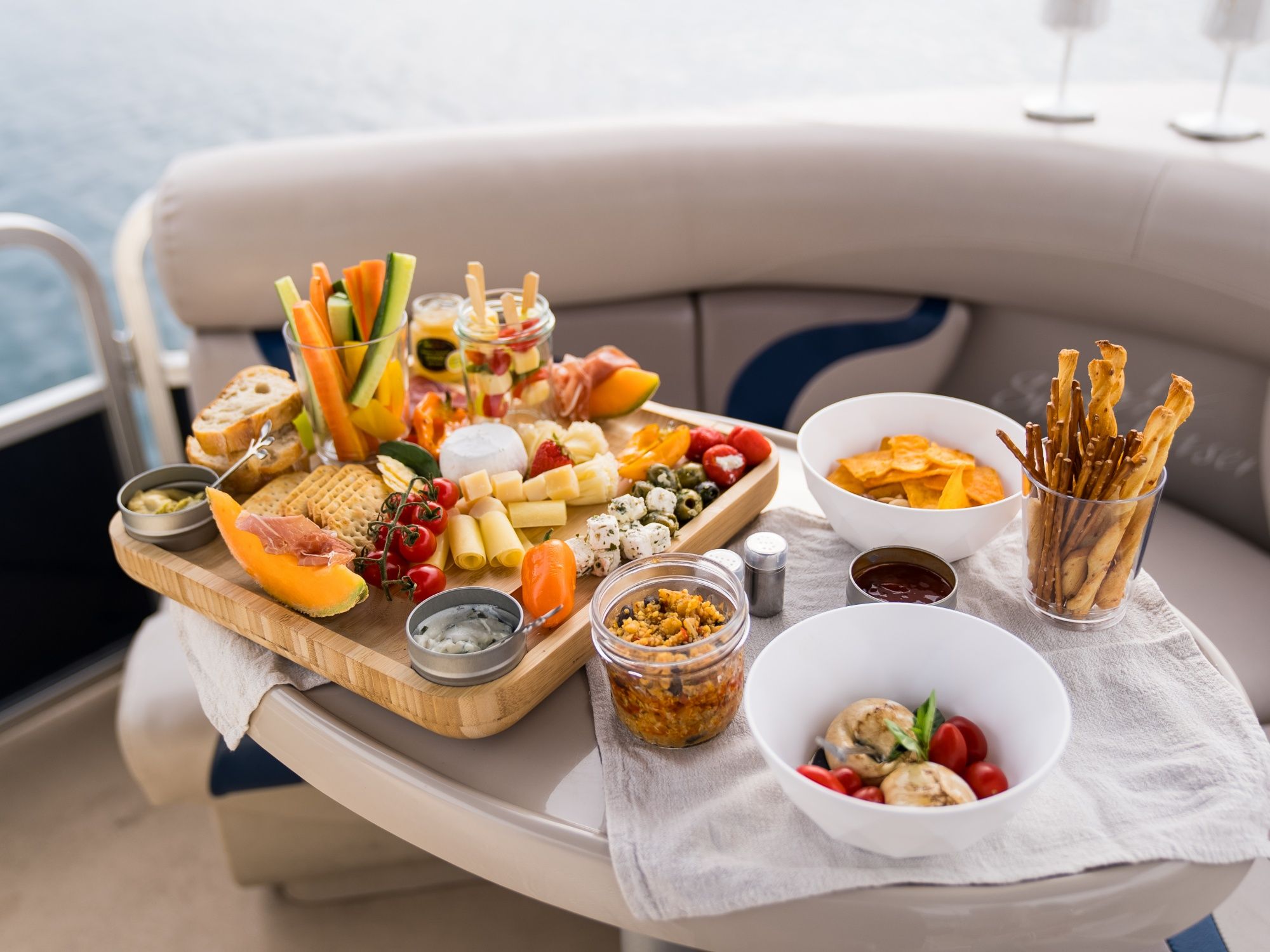 Apero: Ukusni piknik na brodu s svježim voćem, povrćem i grickalicama