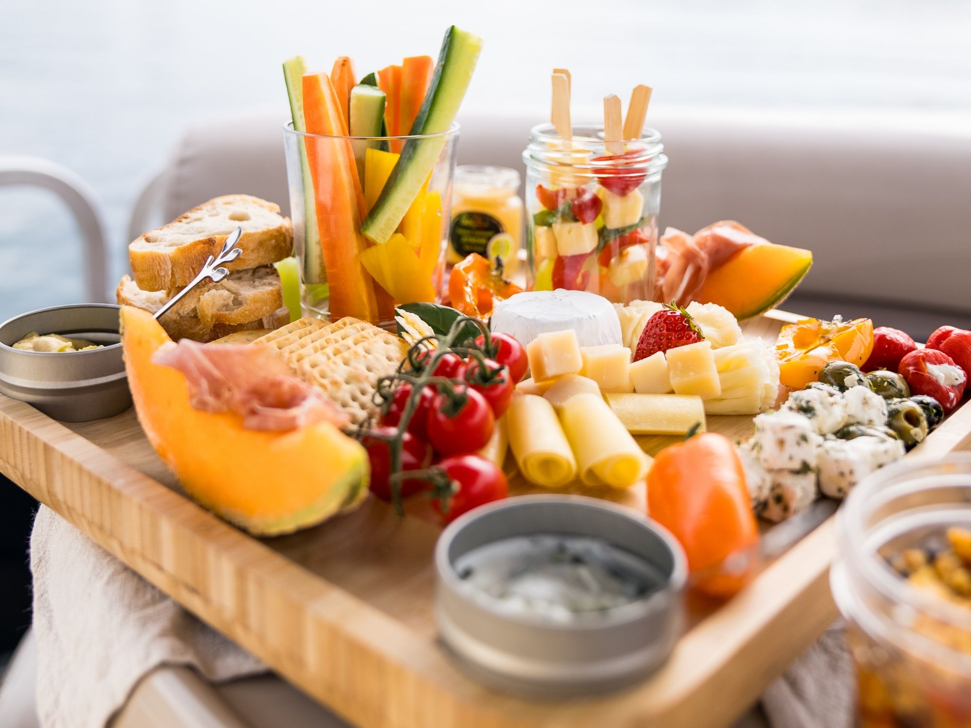 Apero: lagano piknik s svježim voćem, sirom i povrćem na brodu na jezeru tijekom ljeta