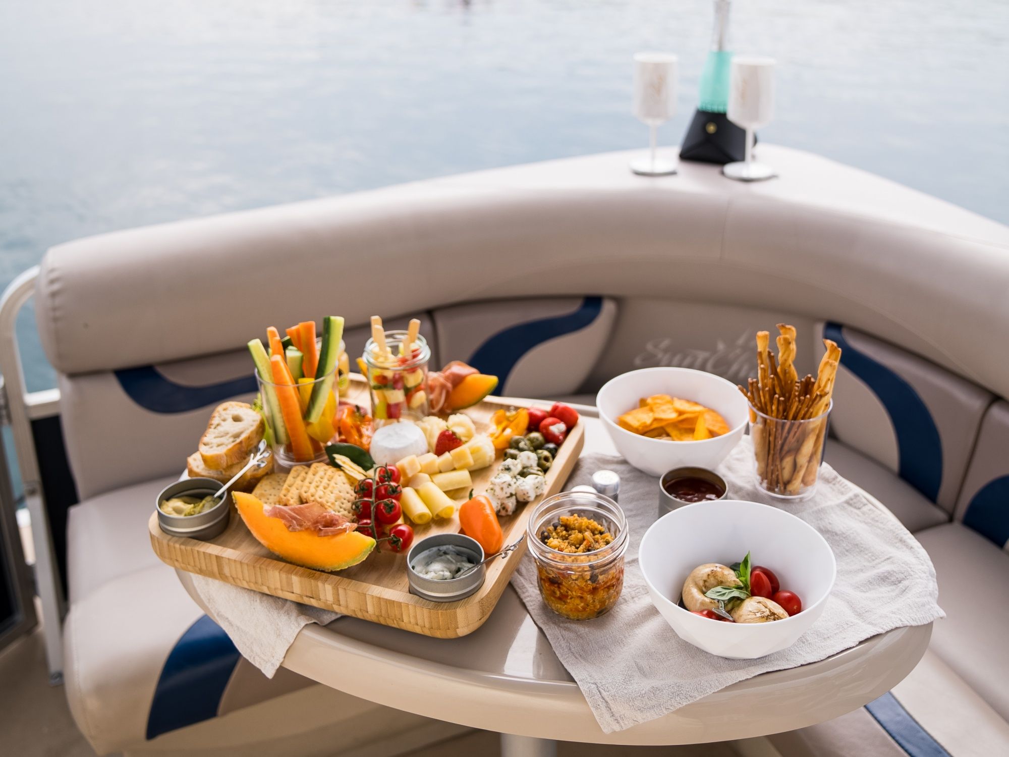 Apero: Ukusni piknik s svježim voćem, povrćem i grickalicama na brodu uz vodu.