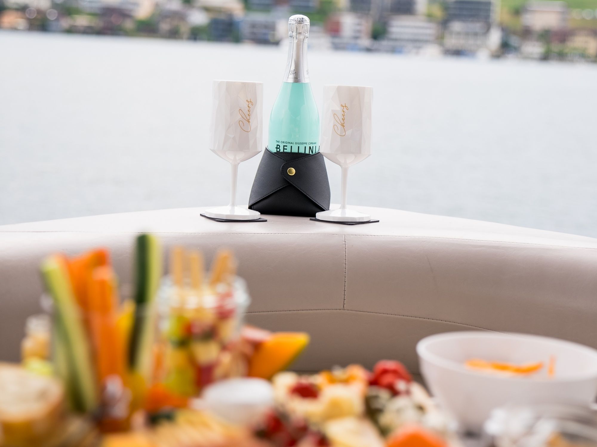 Apero: Opusti se na pikniku na čamcu uz svježu hranu i osvježavajuća pića kraj jezera.