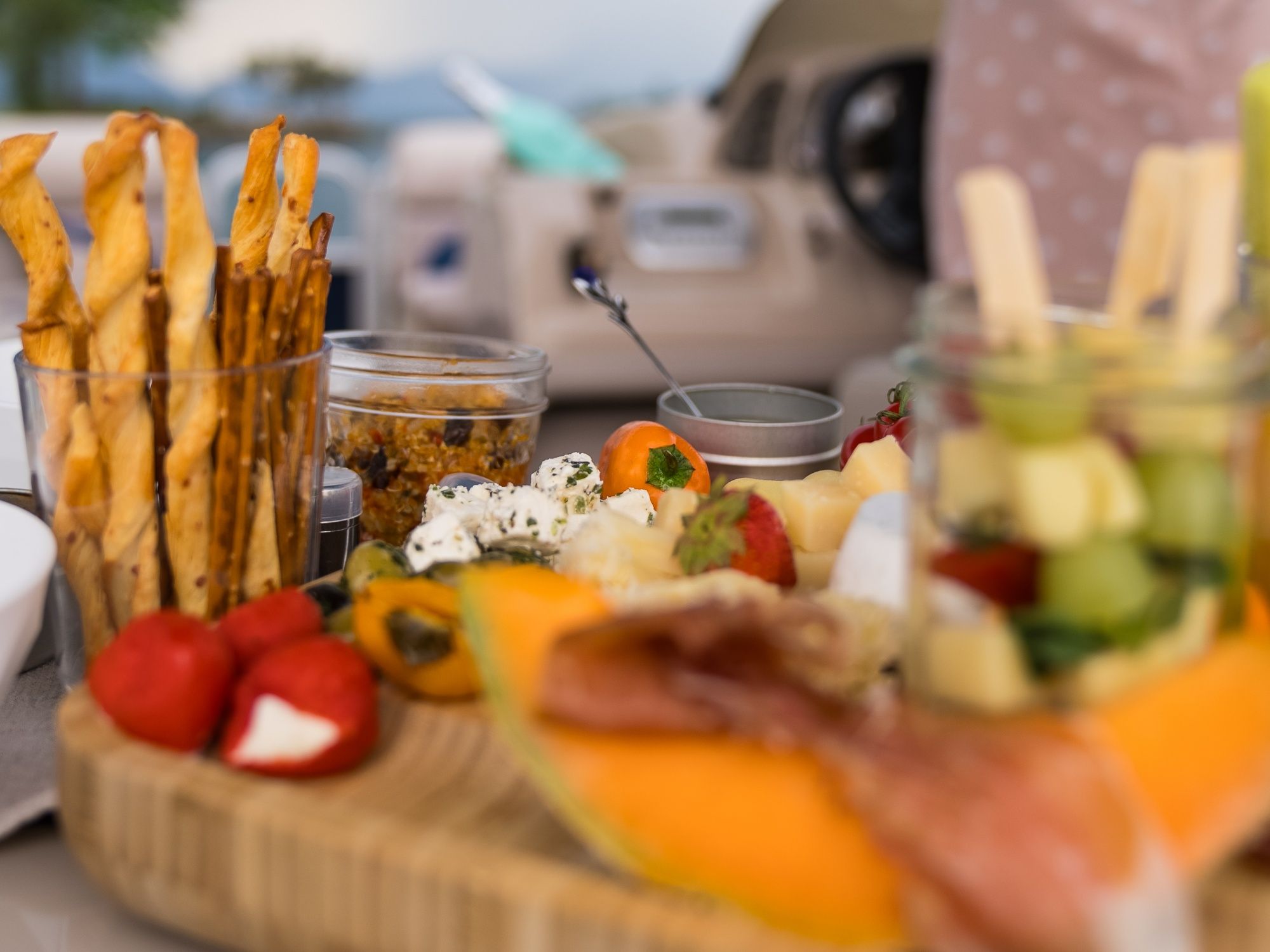 Apero: Uživaj u pikniku na čamcu uz ukusnu hranu i svježe voće uz vodu.