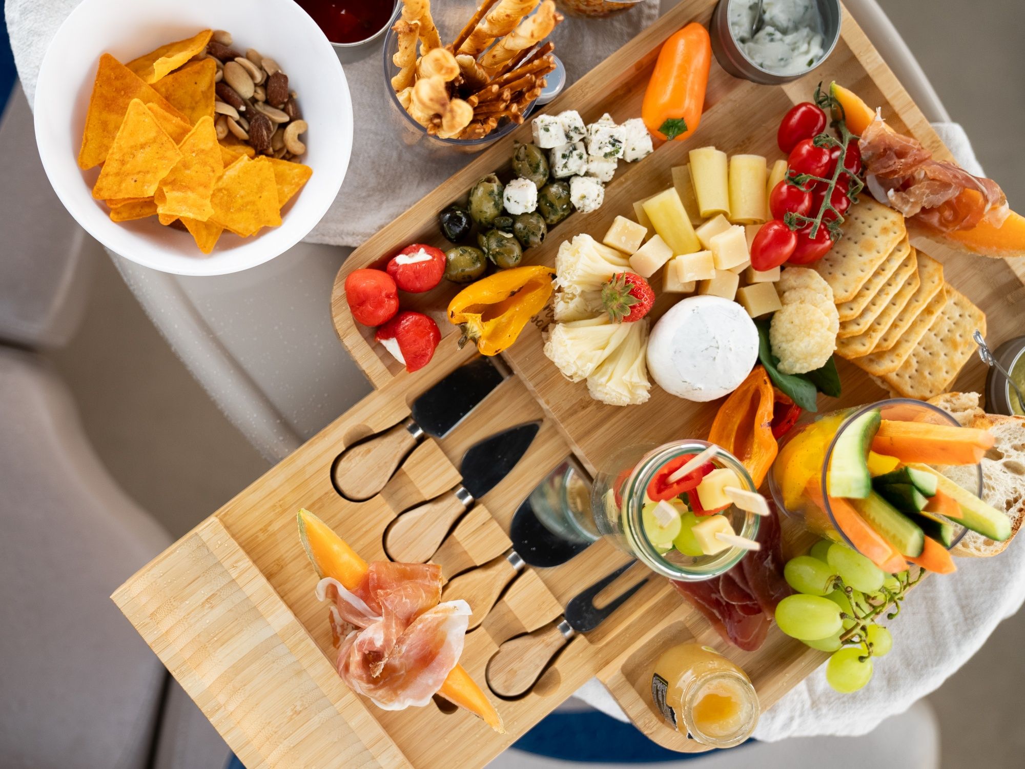 Apero: Uživaj u ukusnom pikniku na brodu s svježim namirnicama, savršen za ljetne izlete u prirodu.