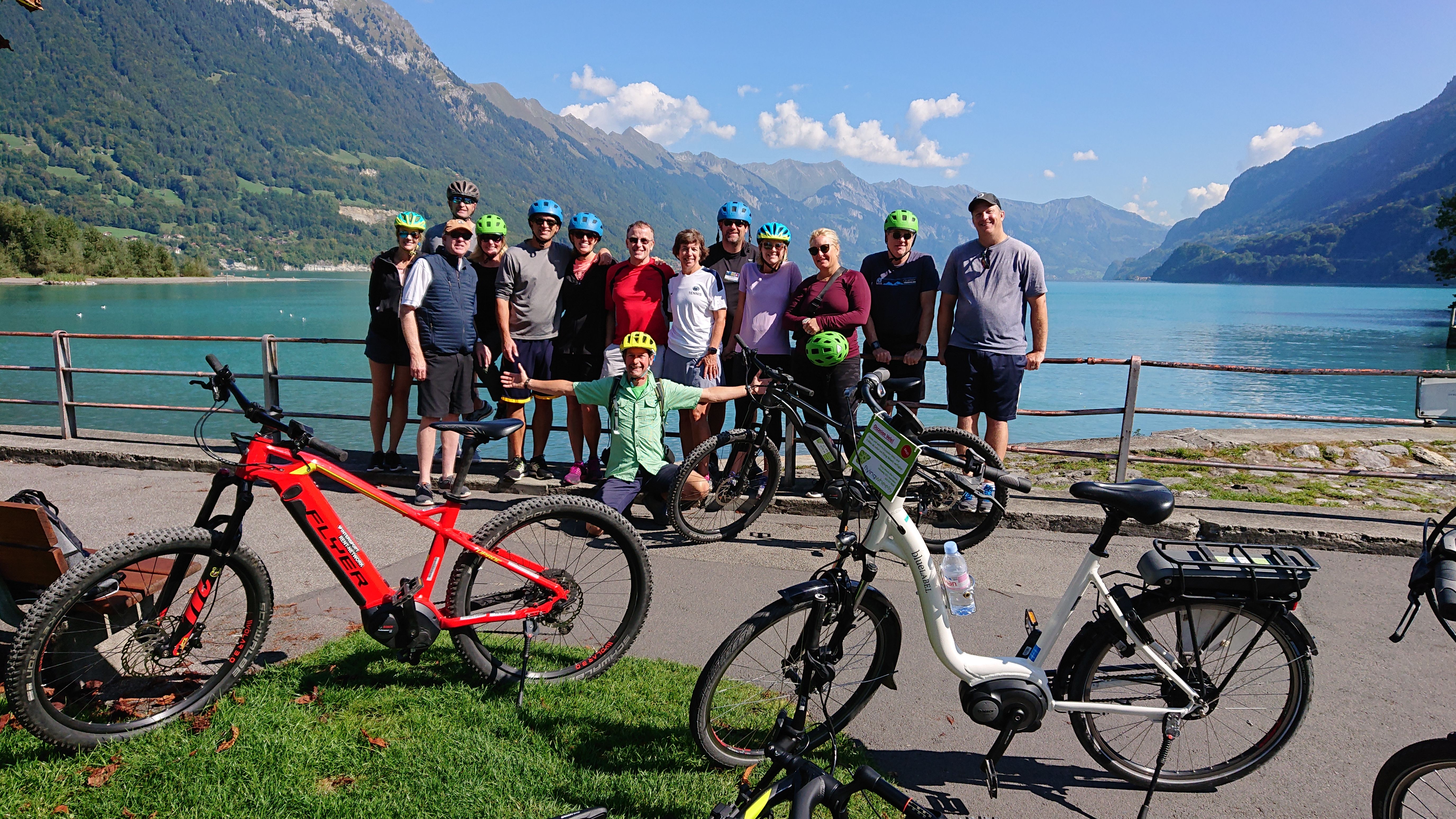 Tour in E-Bike Interlaken con gruppo al lago e montagne