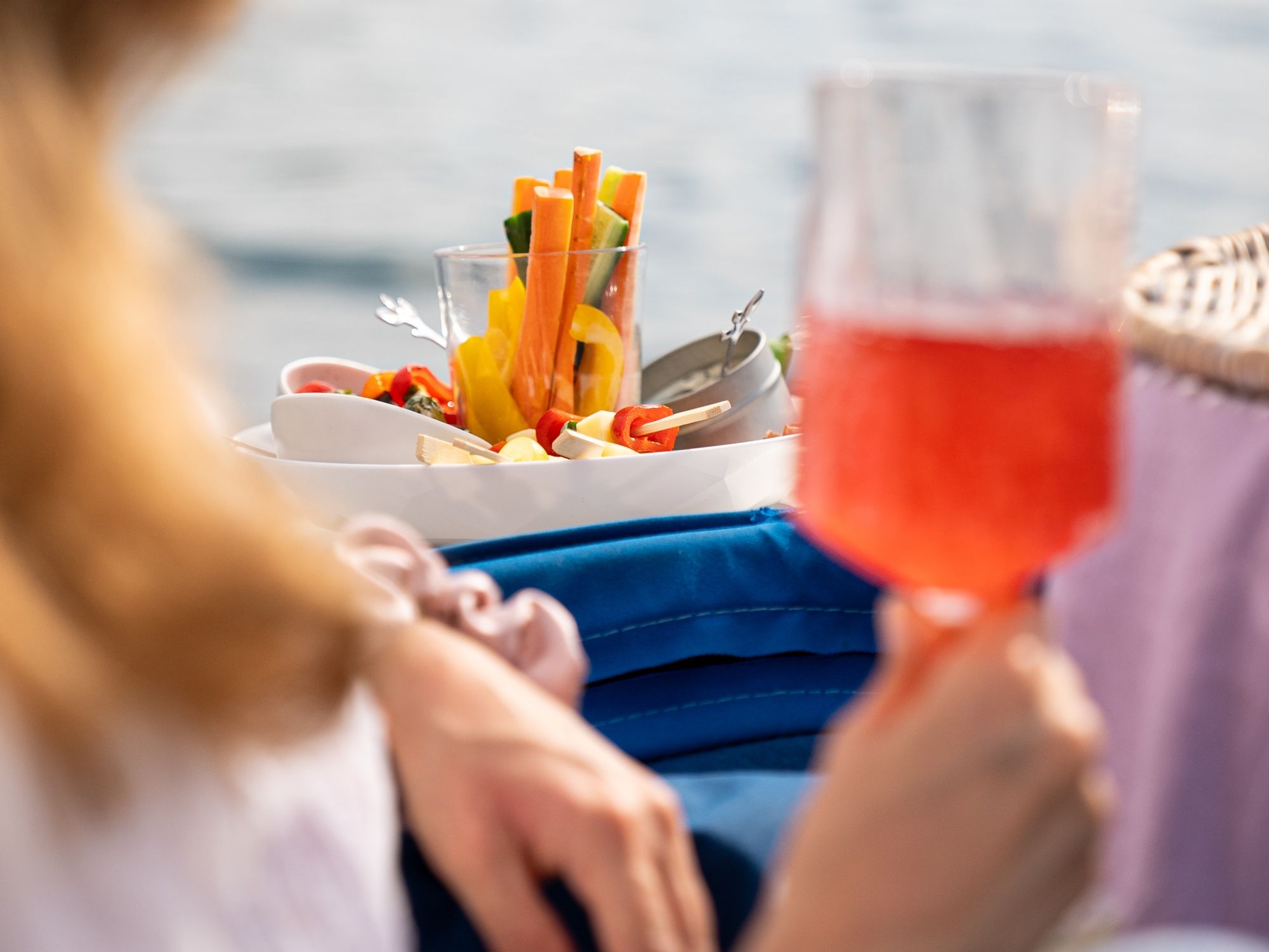 Apero: opušteni piknik na brodu uz ukusne zalogaje kraj jezera tijekom ljeta.