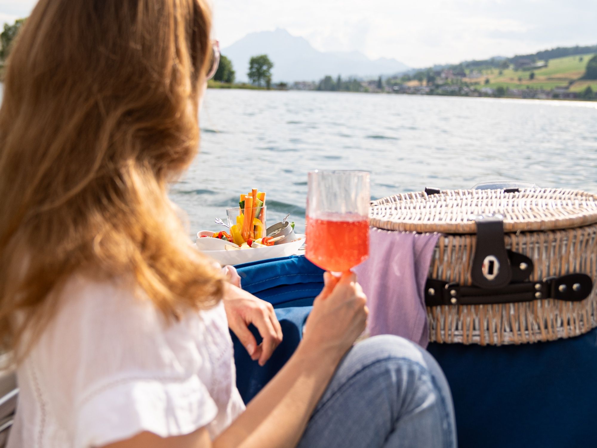 Apero: Uživaj u pikniku na brodu kraj jezera s ukusnim zalogajima i pogledom na planine.