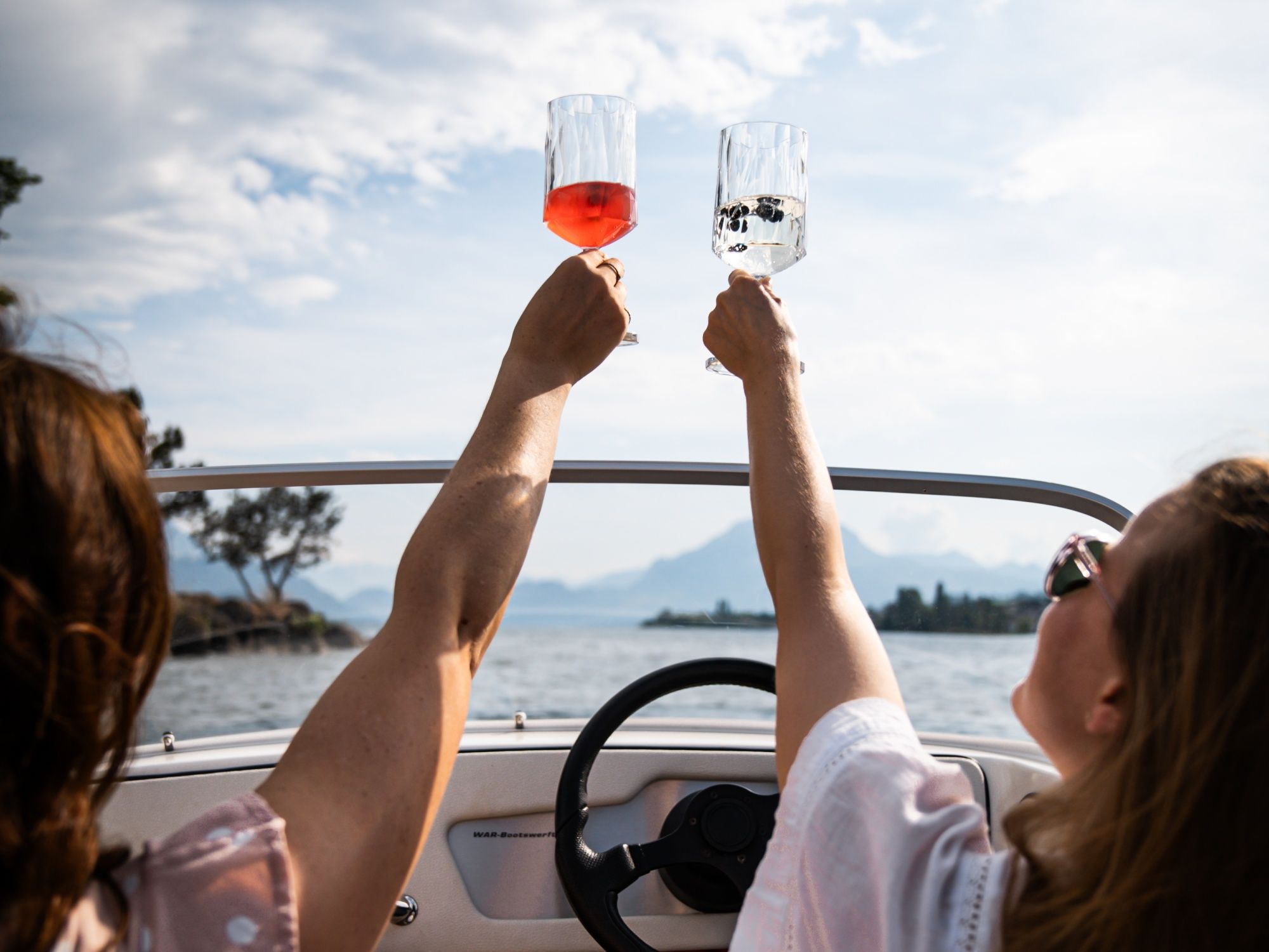 Apero: Opusti se uz piknik na čamcu na jezeru s prijateljima tijekom ljeta i uživaj u prekrasnom pogledu.