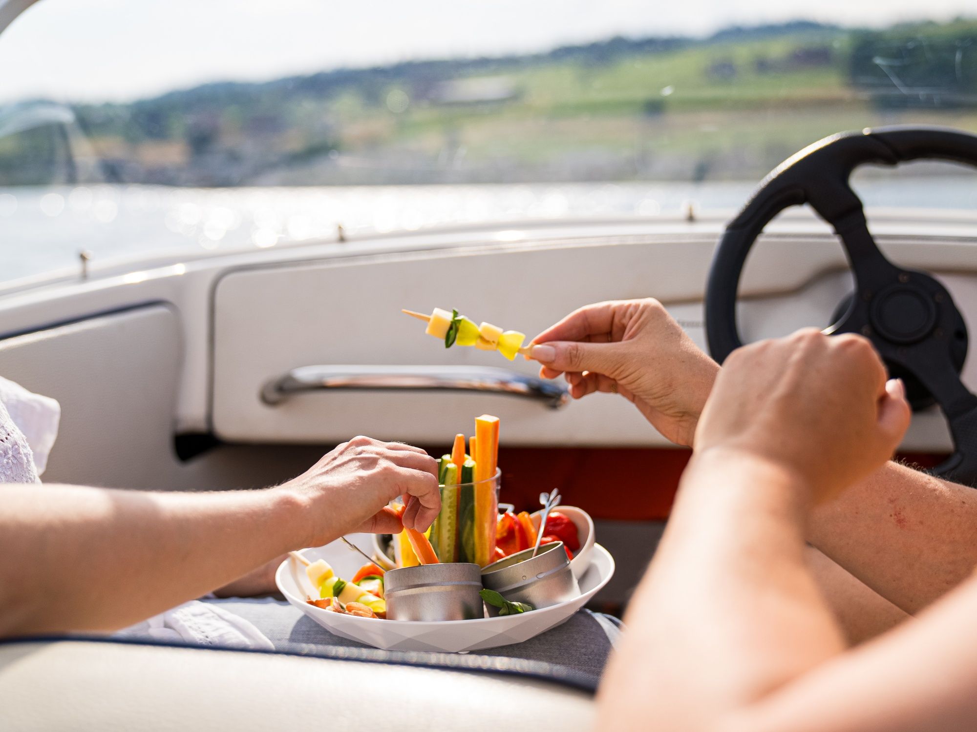 Apero: Ugodno piknik na čamcu s svježim povrćem i voćem na vodi