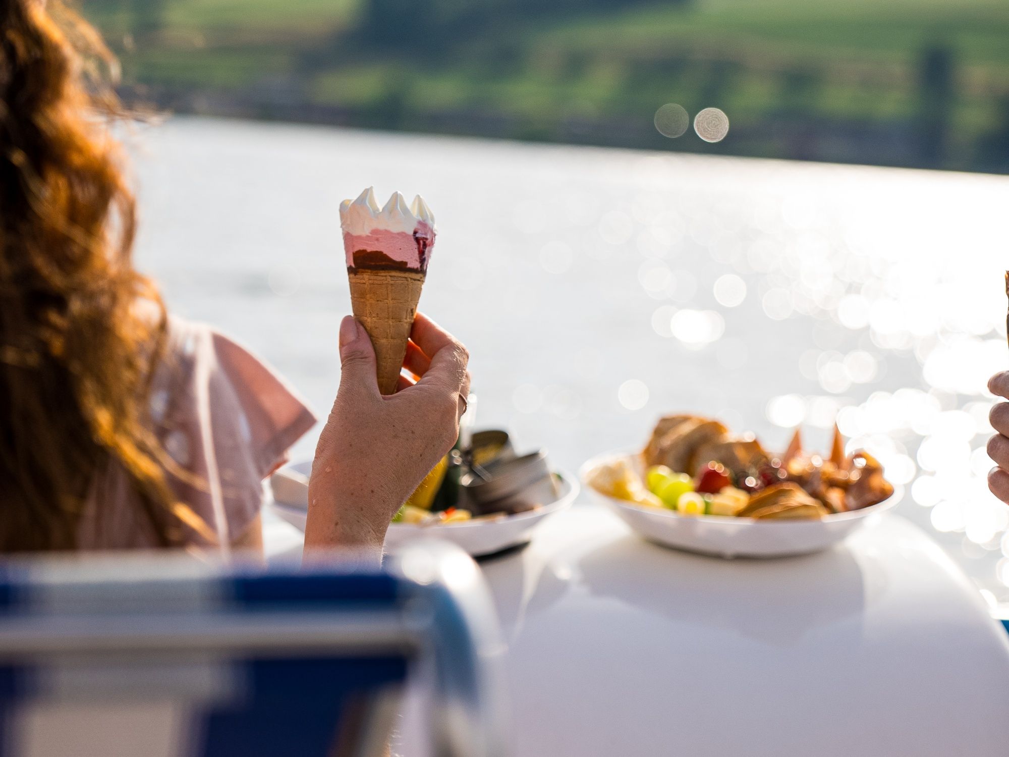 Pedalo Apero: Geniet van verfrissend ijs en snacks aan het water met vrienden en familie.