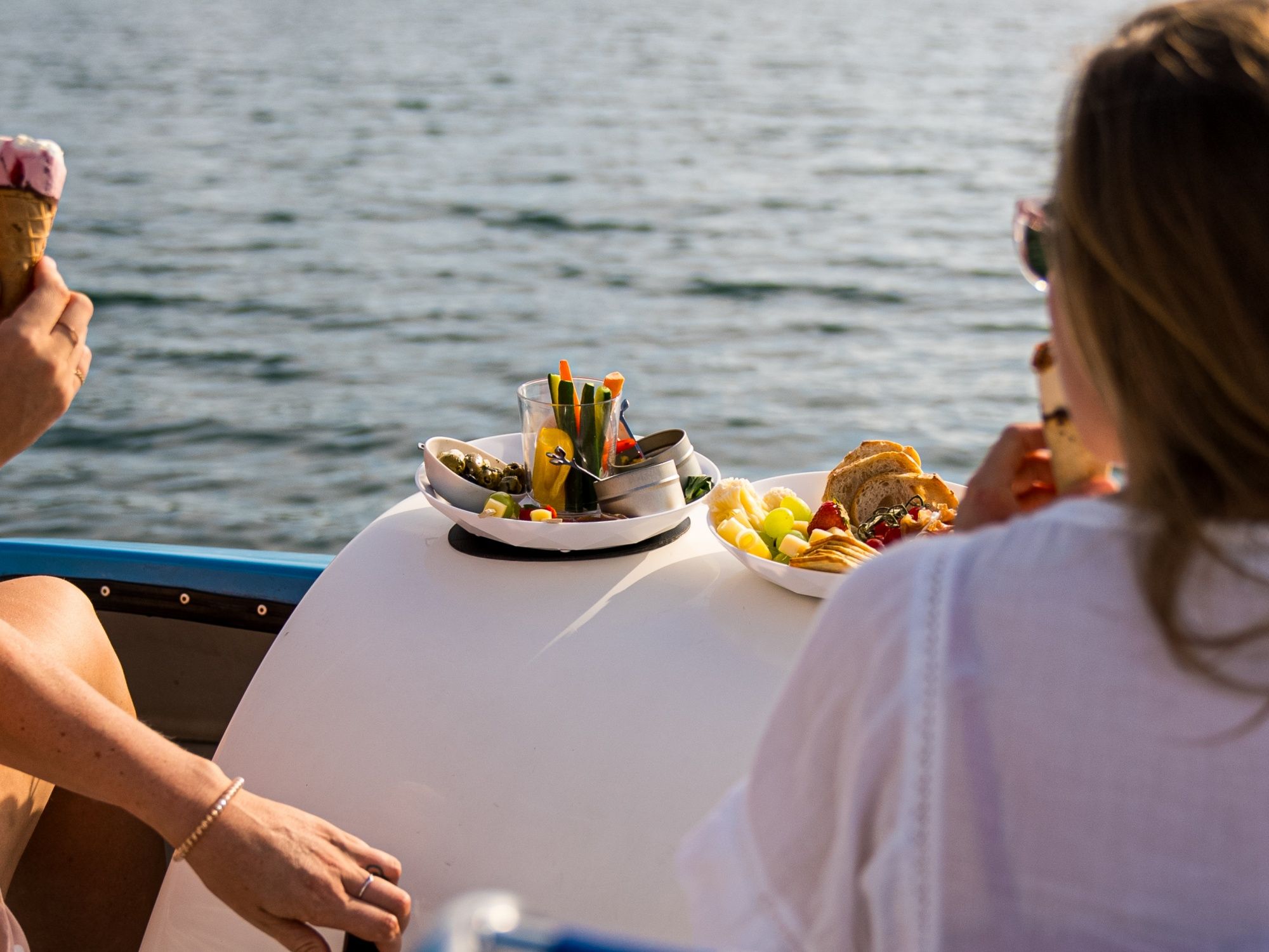 Pedalo Apero: ontspan terwijl je geniet van snacks en ijs op het water.