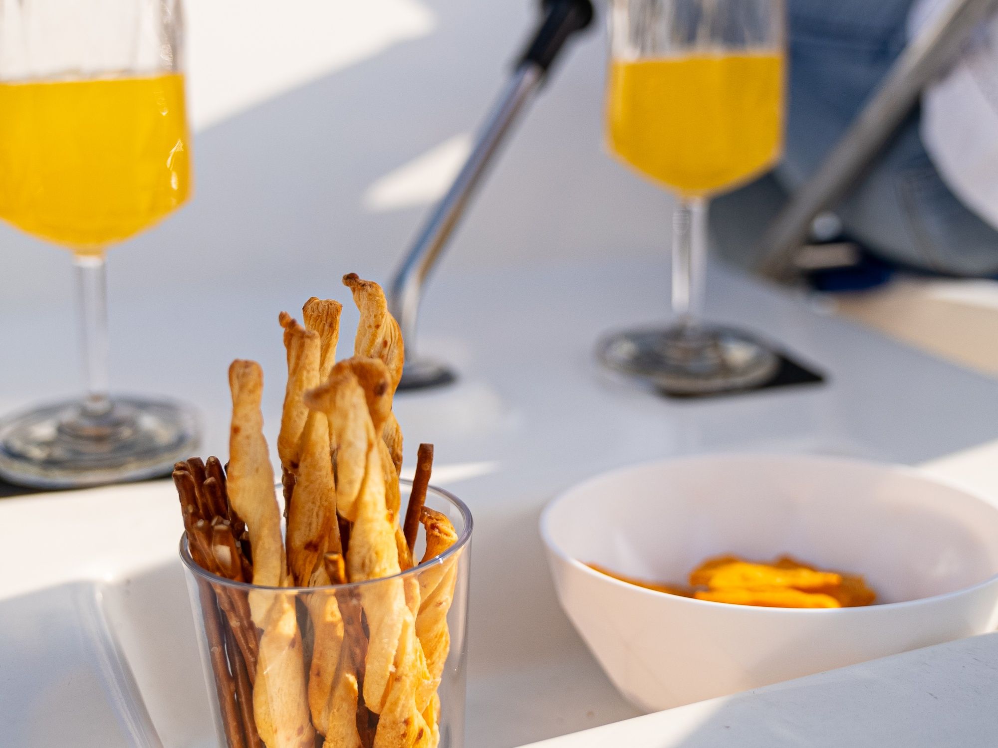 Pedalo Apero met snacks en drankjes op een boot, ontspan in de zon.