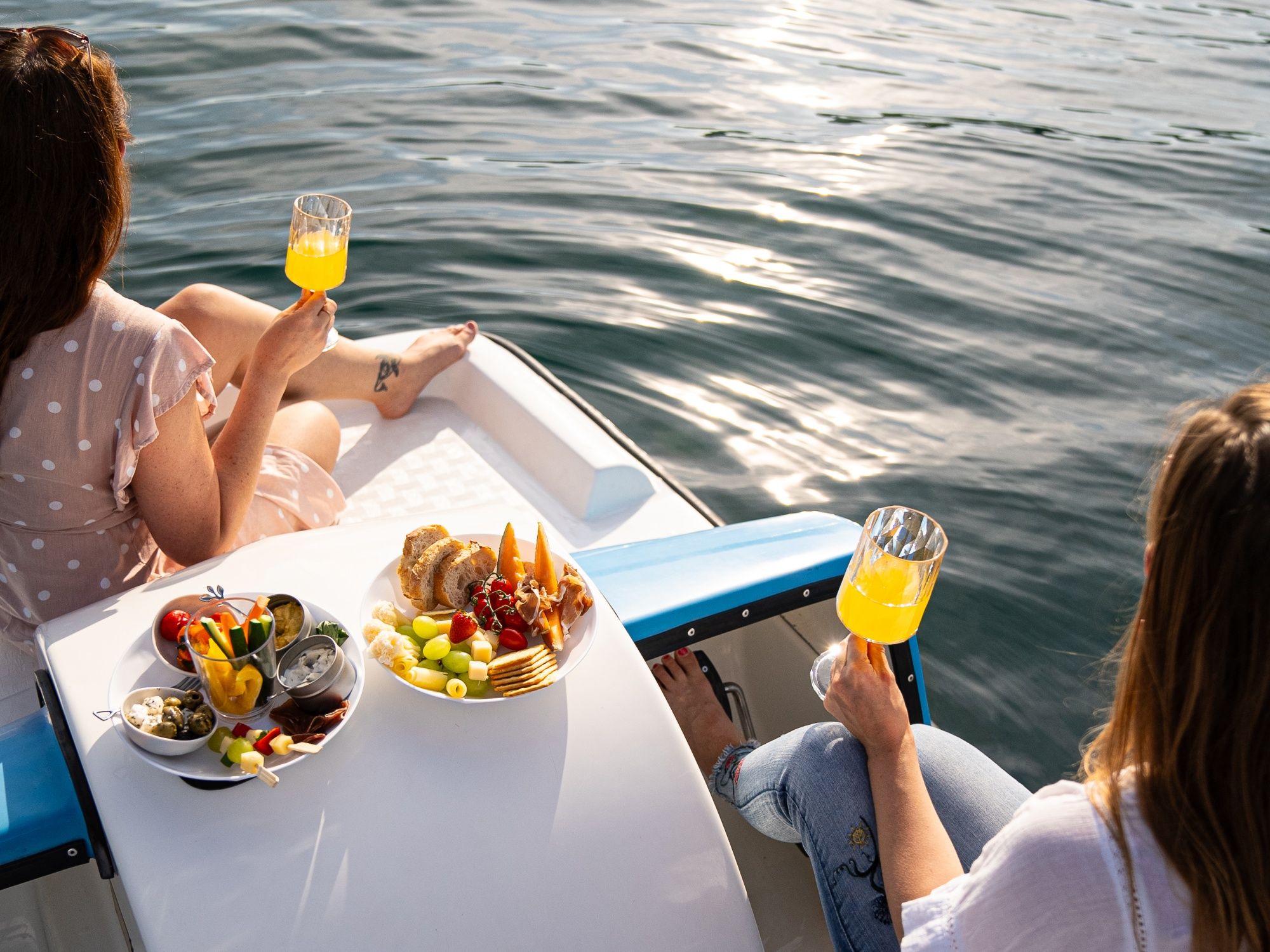 Pedalo Apero met vrienden aan het meer. Geniet van snacks en drankjes in de zon.