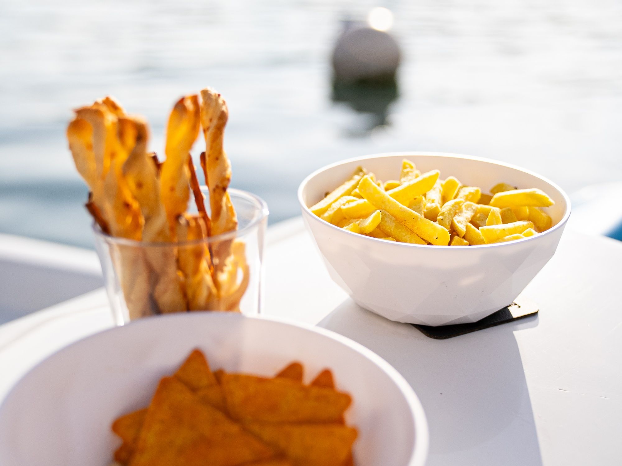 Pedalo Apero met snacks zoals chips en broodstiks aan het meer voor genot en ontspanning