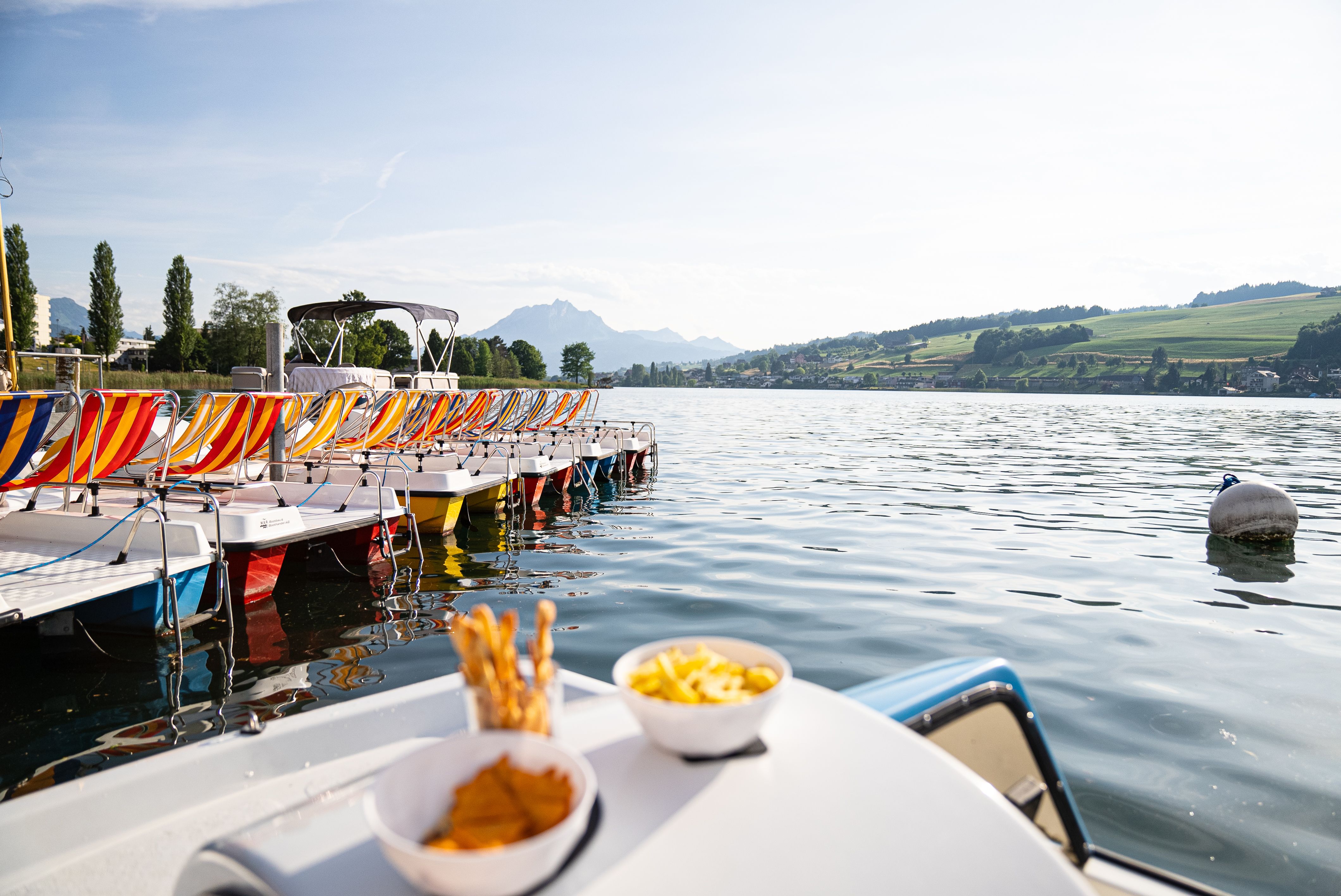 Pedalo Apero: Geniet van ontspannen uren aan het meer met snacks en uitzicht op de bergen.