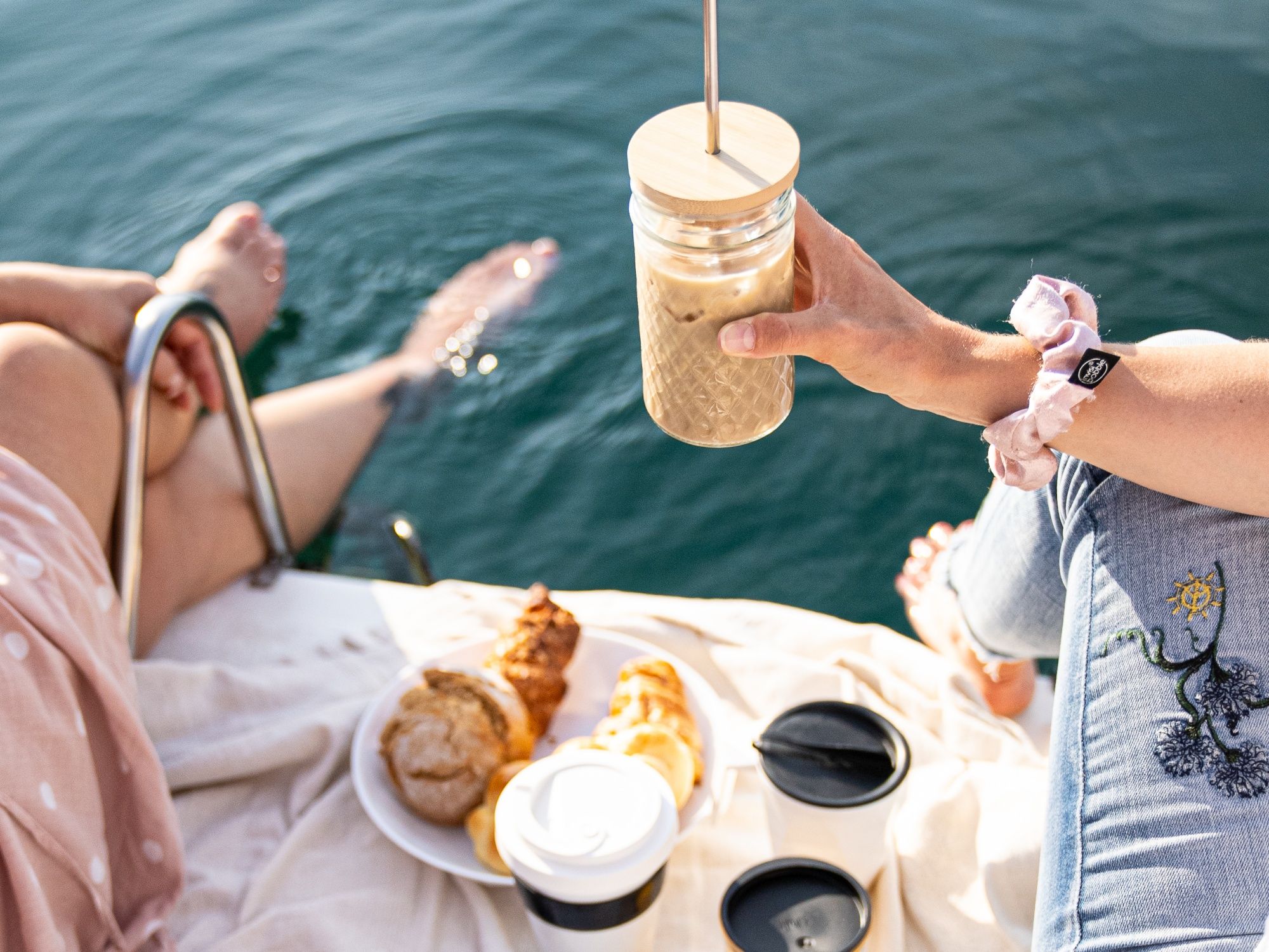 Pedálková snídaně u vody s croissanty a kávou, relaxační zážitek v létě.