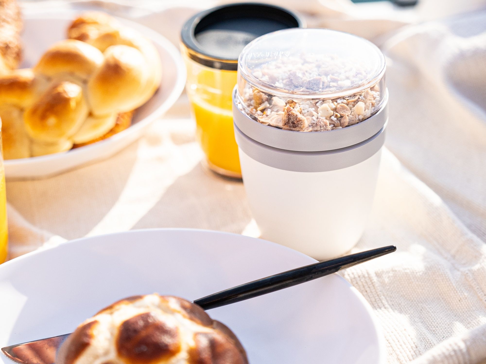 Pedálkování snídaně s zdravými svačinami, ideální pro skupinové aktivity v létě u vody.