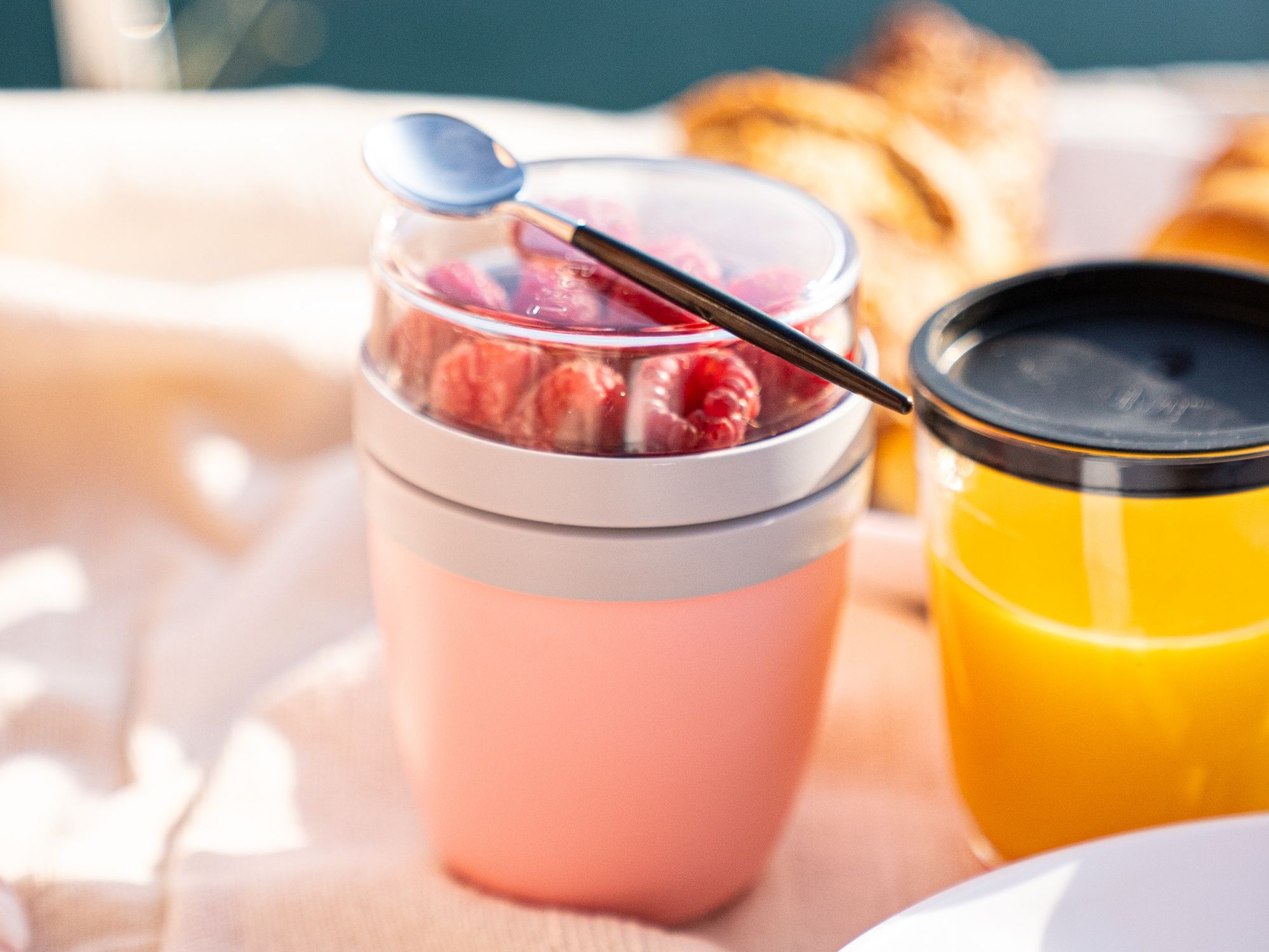 Pedálková snídaně s čerstvým ovocem a nápoji, ideální pro relaxační snídani u vody.