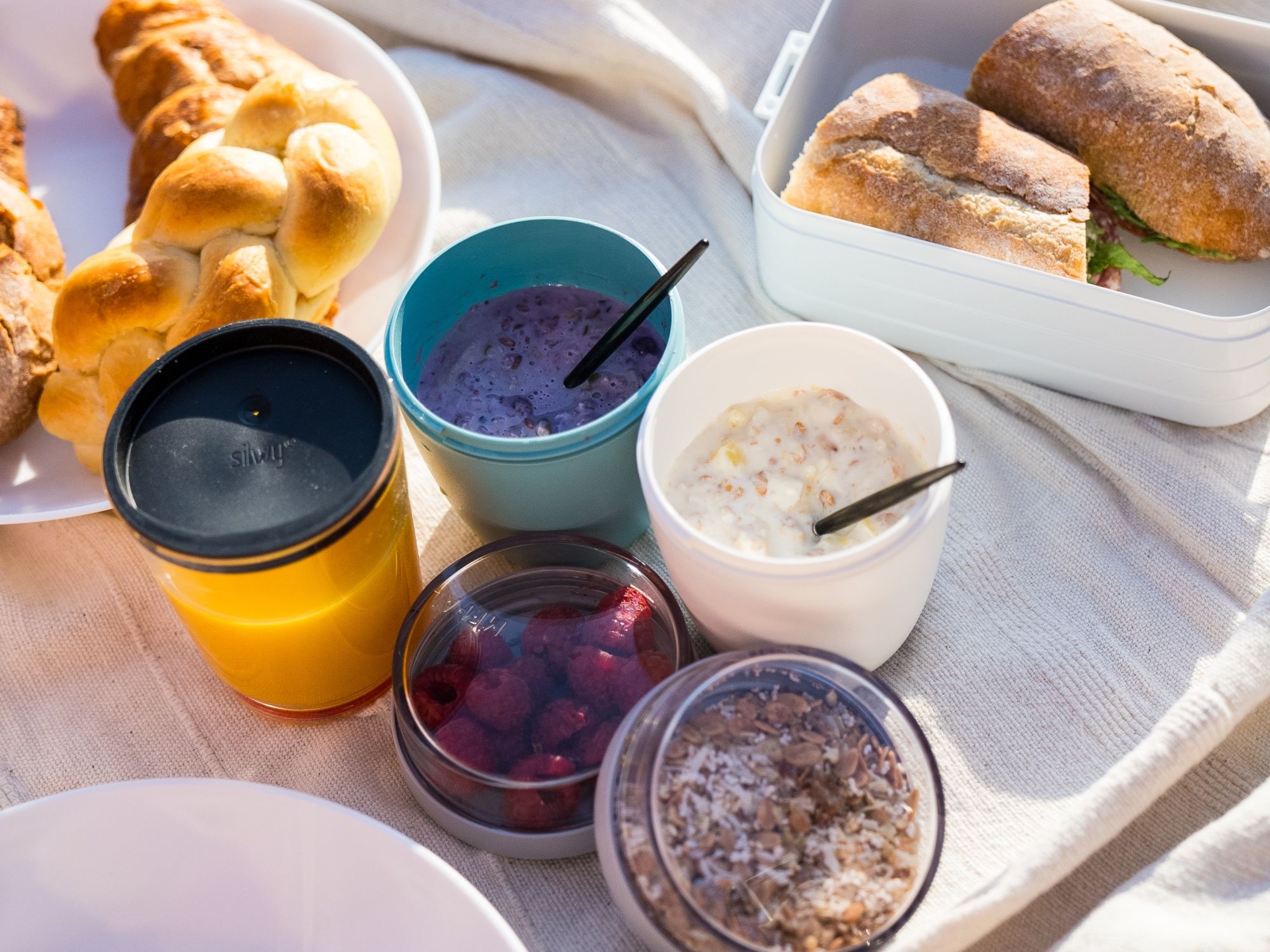 Pedalo Zmorge: Lahodná snídaně s smoothies, čerstvými pečivem a ovocem venku.