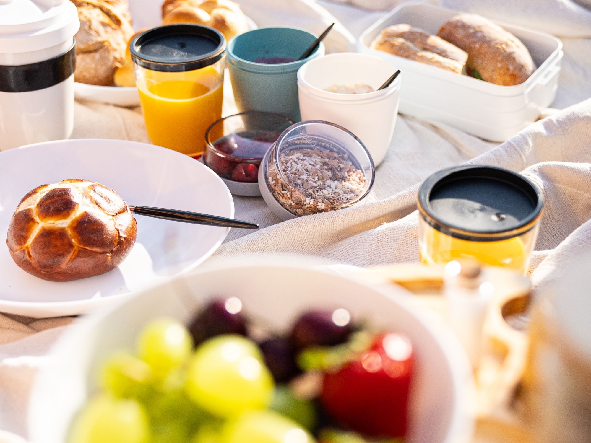 Pedálová snídaně s čerstvými houskami a zdravými svačinami pro dokonalý začátek dne.