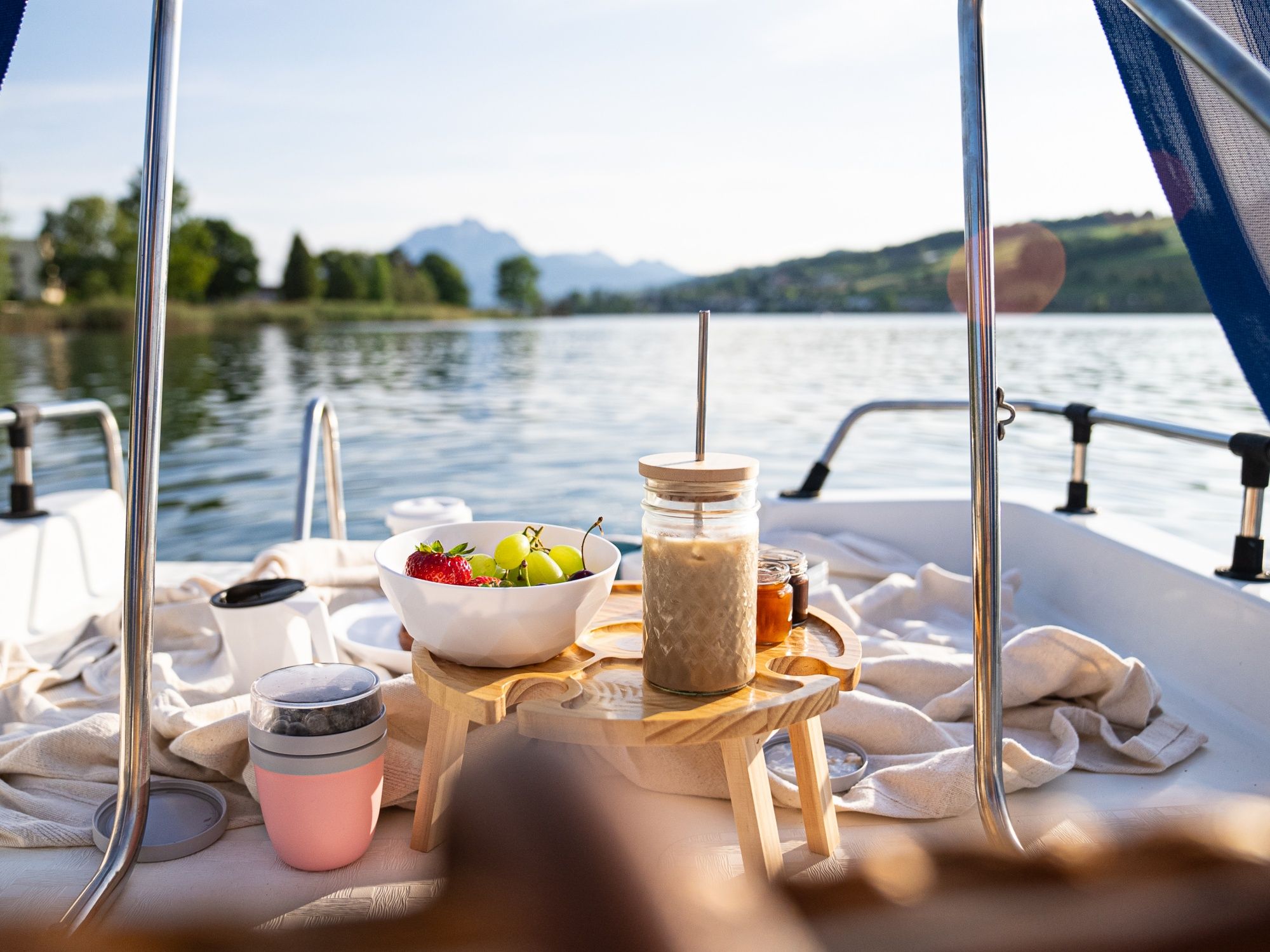 Pedálkování na snídani s čerstvým ovocem a nápoji při nádherném výhledu na vodu v létě