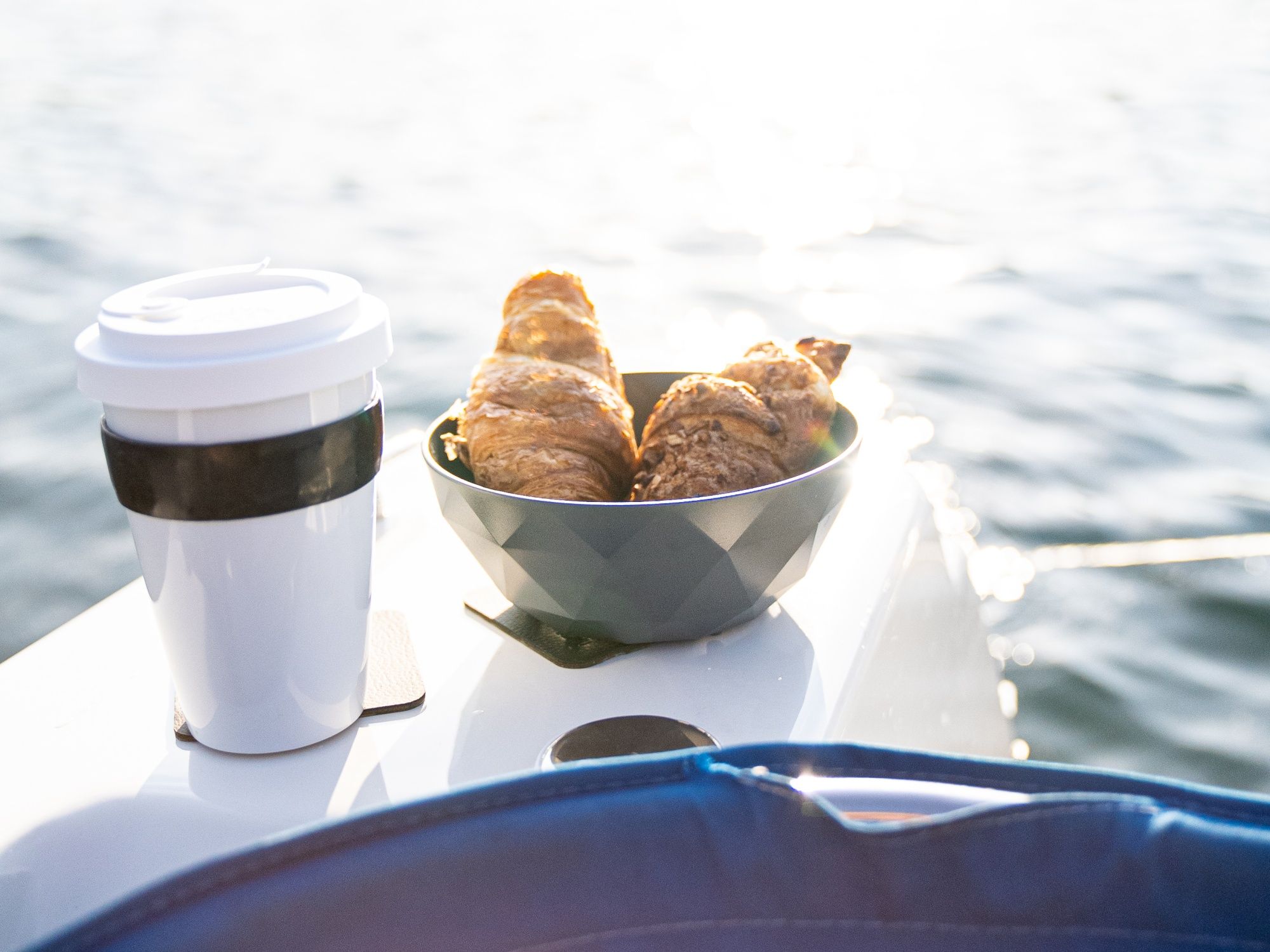 Boot Zmorge mit Croissants und Kaffee auf dem Wasser geniesst du in der Sonne.
