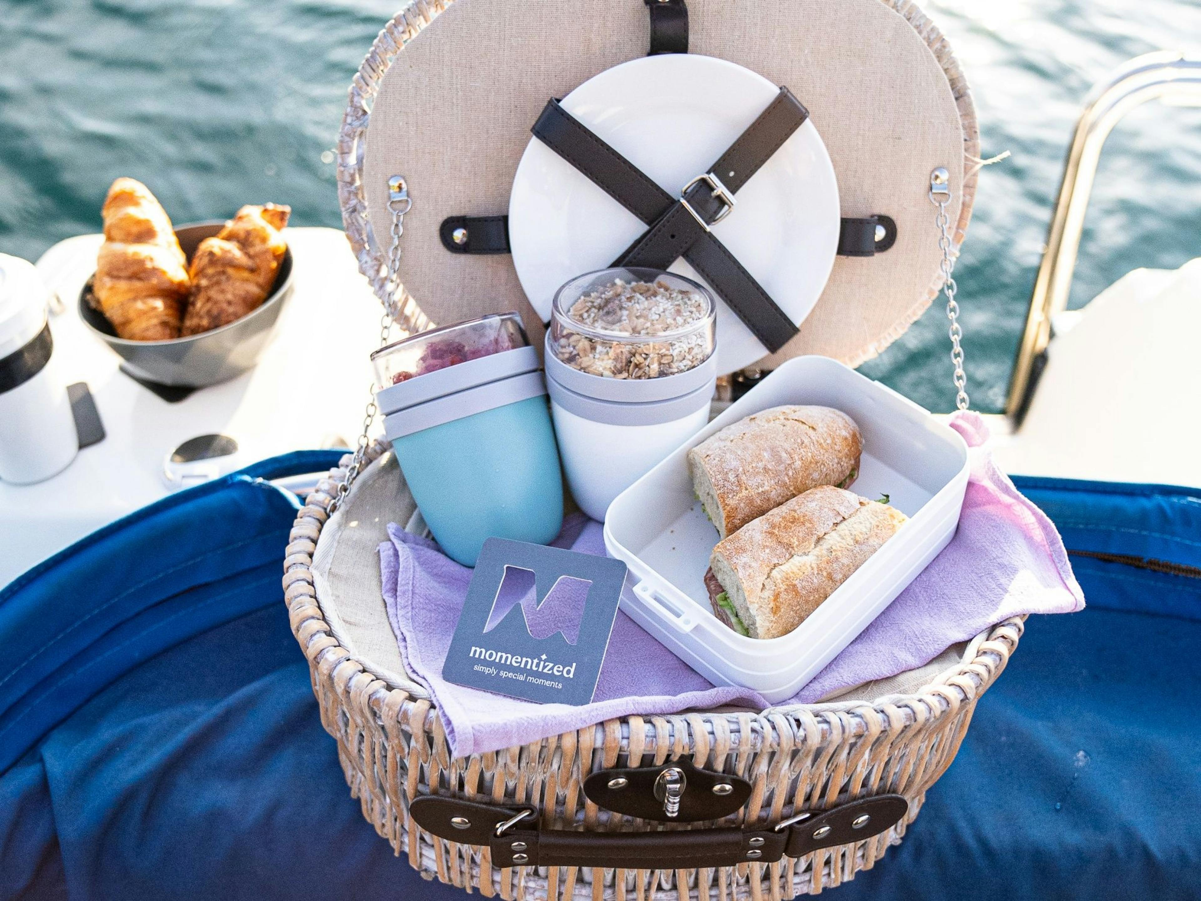 Boot: Genieße dein frisches Frühstück beim Picknick auf dem Wasser mit Croissants und gesundem Müsli.