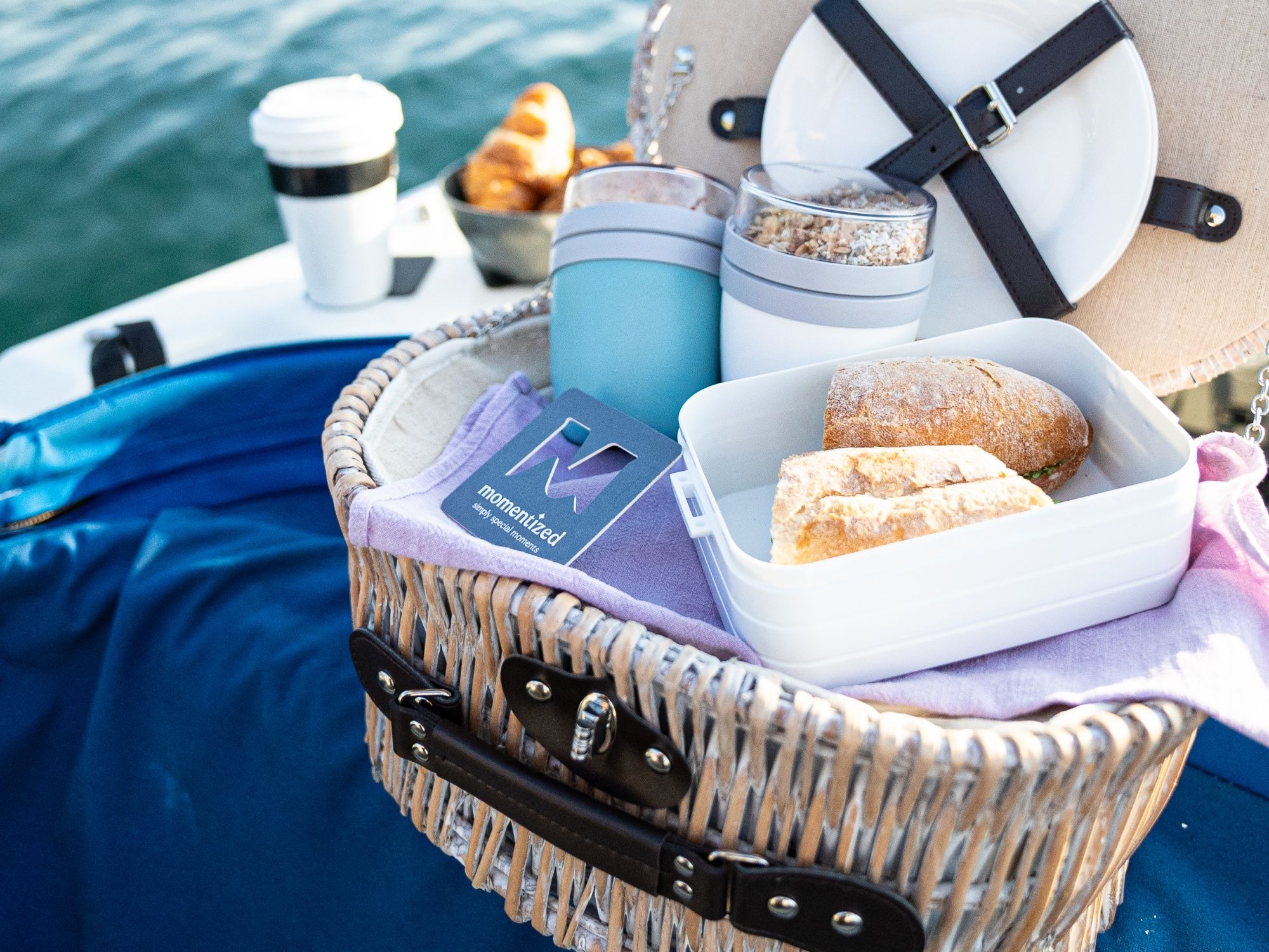 Boot: Genieße ein leckeres Fruehstueck auf dem Wasser mit frischen Brötchen und beruhigendem Ausblick