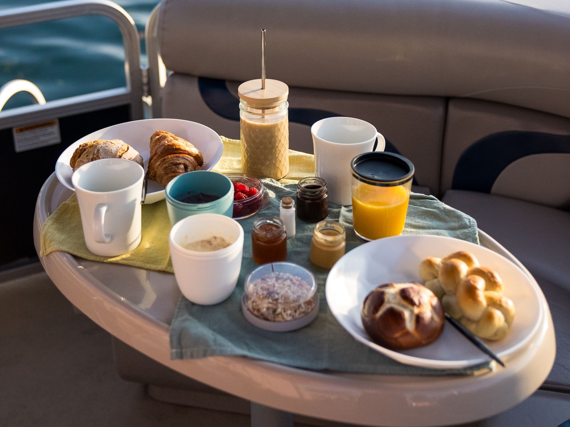 Boot: Genieße ein köstliches Frühstück auf dem Wasser mit Brötchen, Marmelade und Getränken.