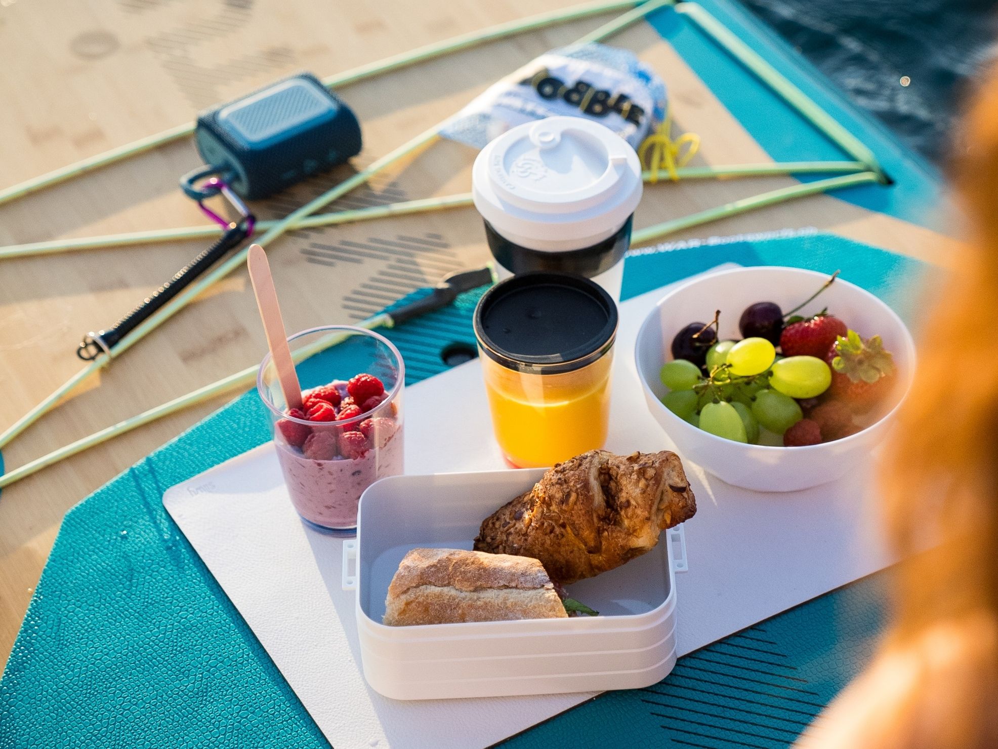 SUP-desayuno: bocadillos y bebidas saludables en el SUP al aire libre en la naturaleza.