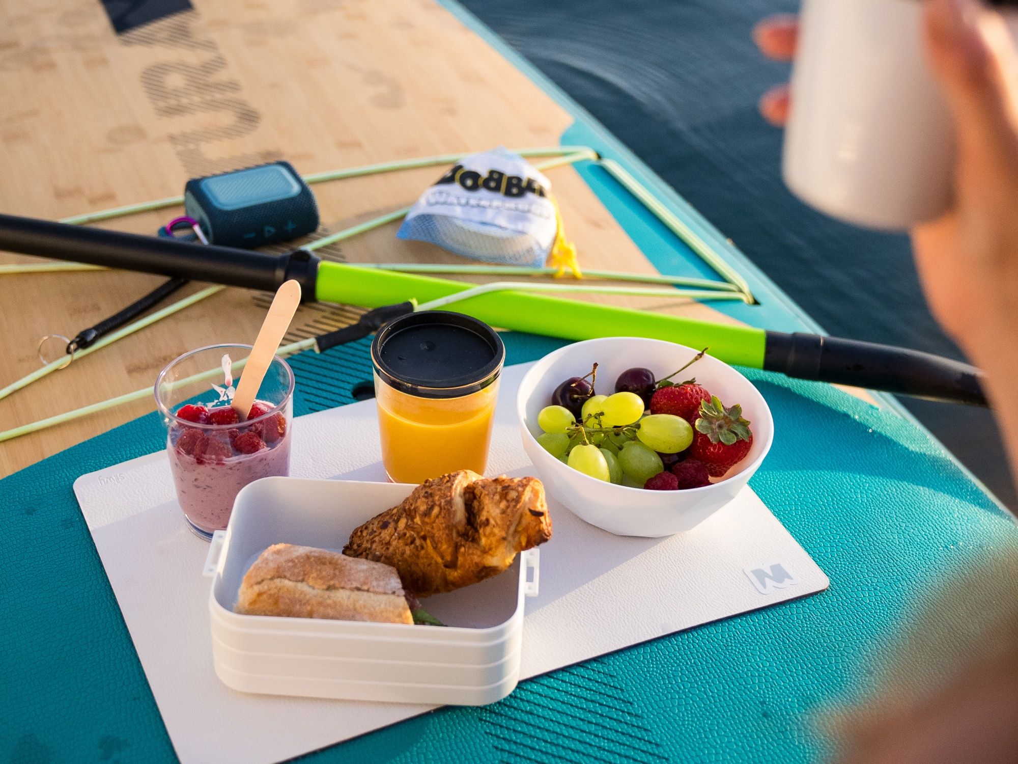 SUP Desayuno: Delicioso desayuno en el agua con frutas frescas y pasteles.