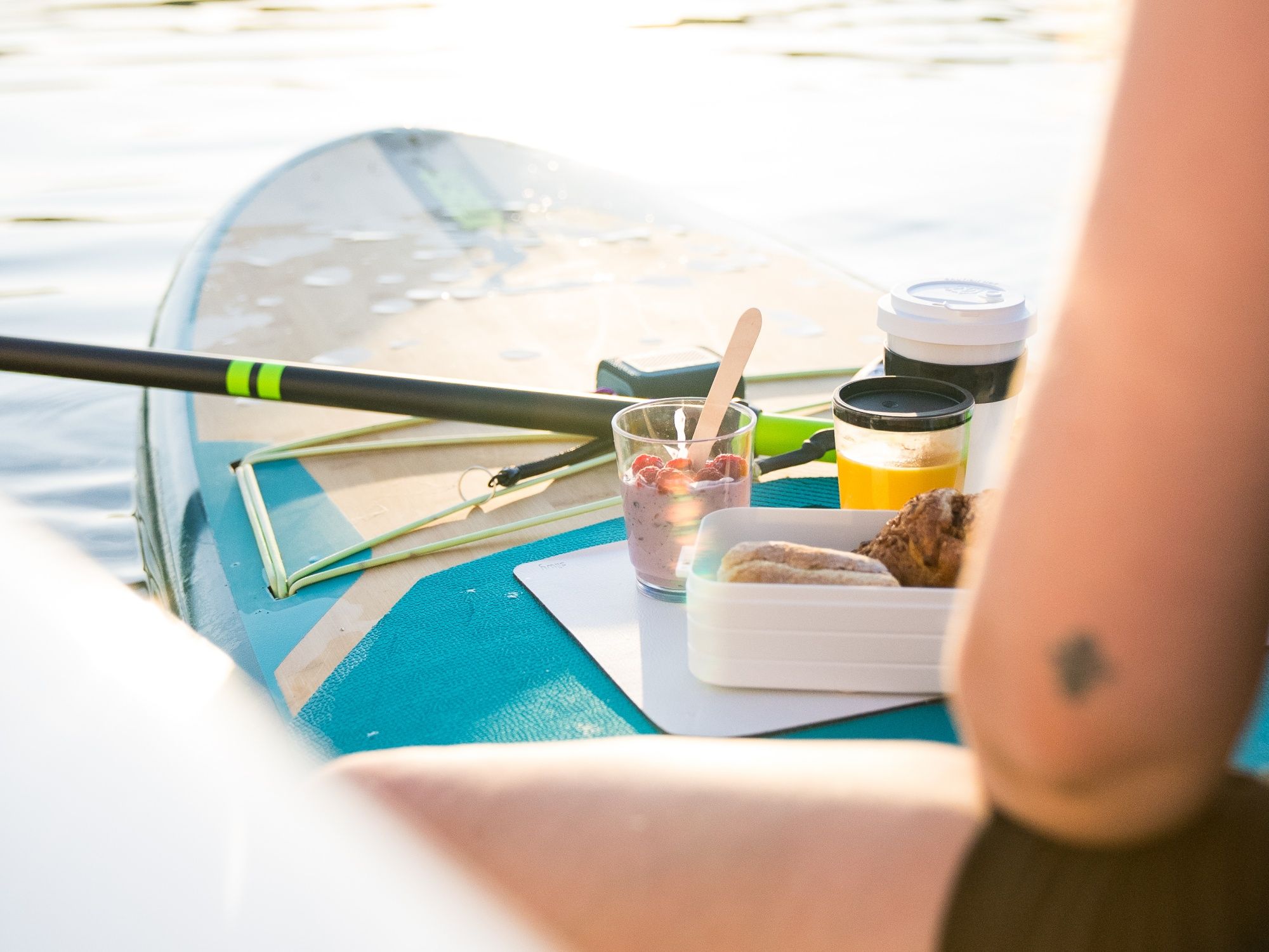 SUP desayuno: Disfruta de tu desayuno en el agua con bocadillos saludables y café.
