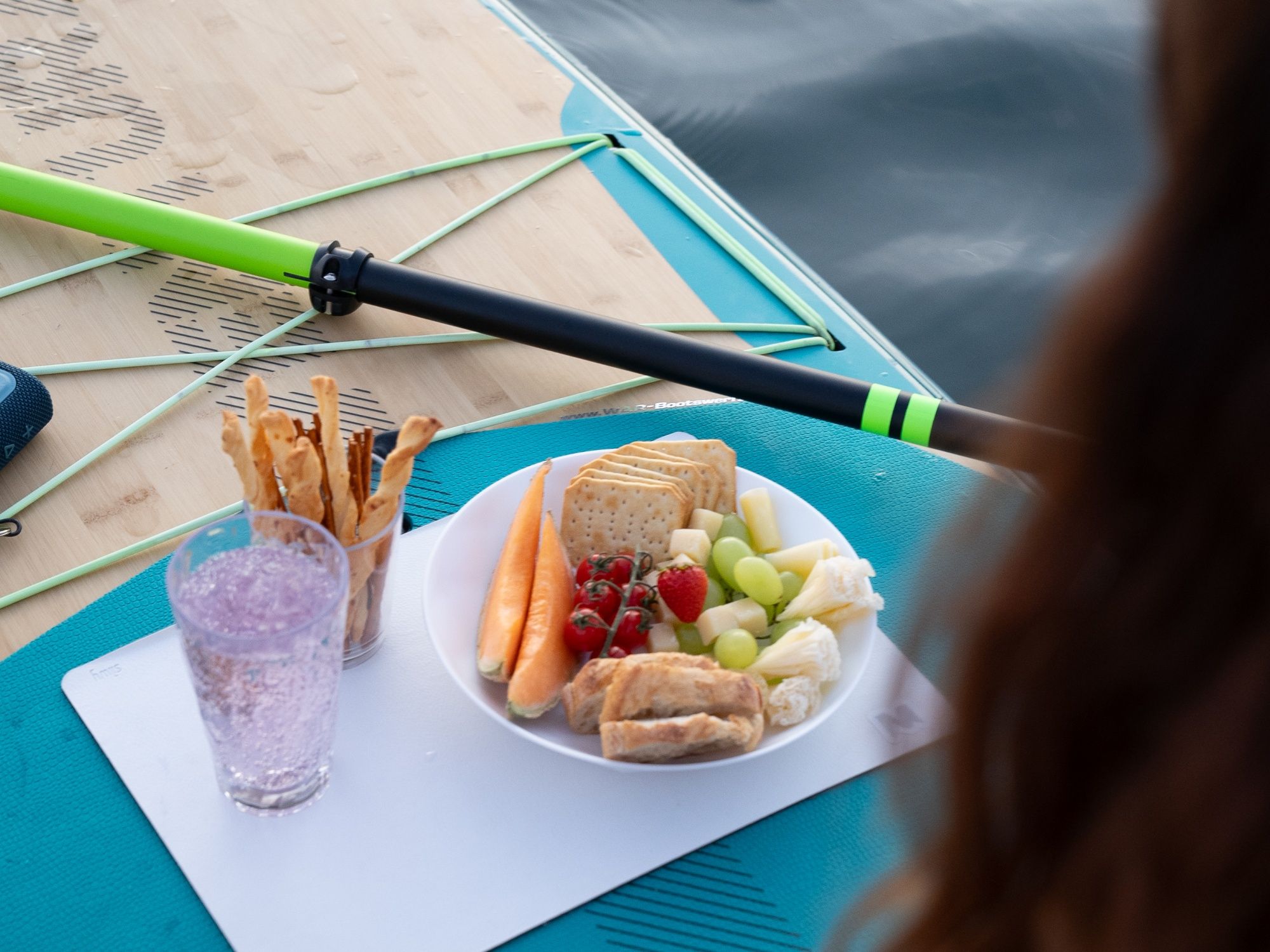 सर्फ़िंग के साथ स्नैक्स और पेय के साथ पानी पर तैयार, दोस्तों के साथ गर्मियों के लिए आदर्श।