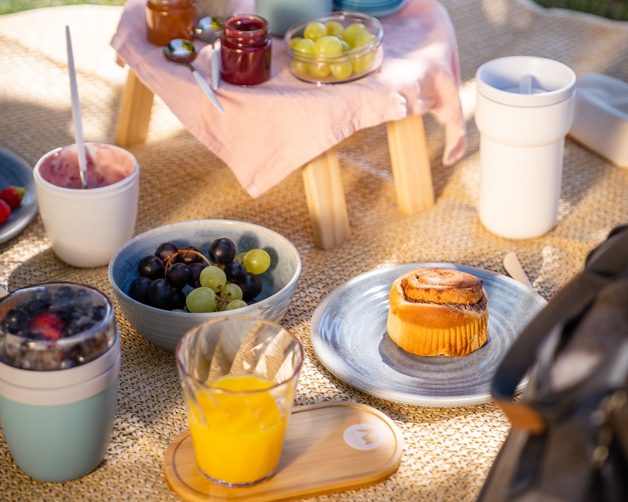 Goditi una colazione al parco con frutta fresca, pasticcini e bevande all'aperto