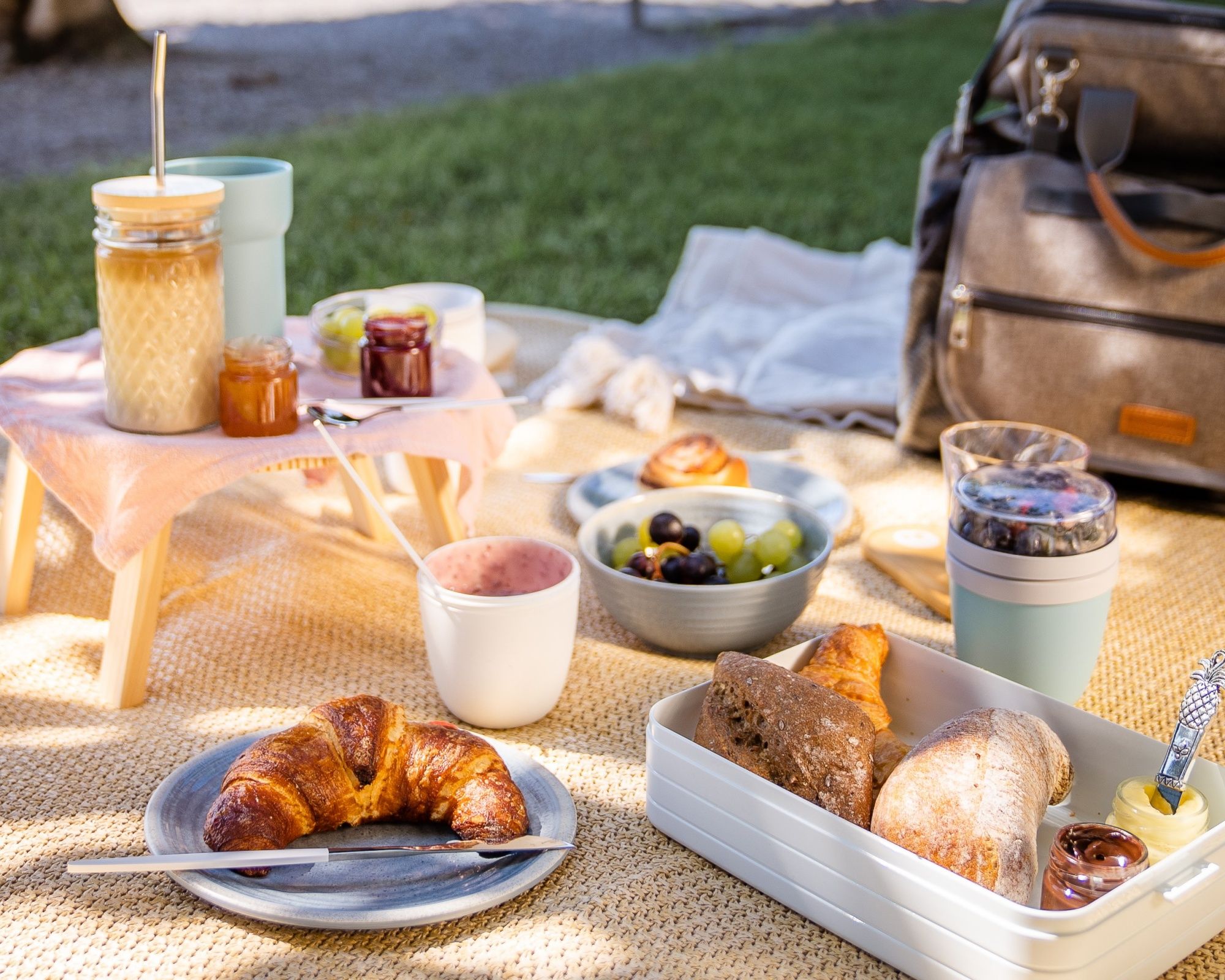 Colazione al Parco: Goditi un delizioso picnic nel parco con frutta, croissant e yogurt.
