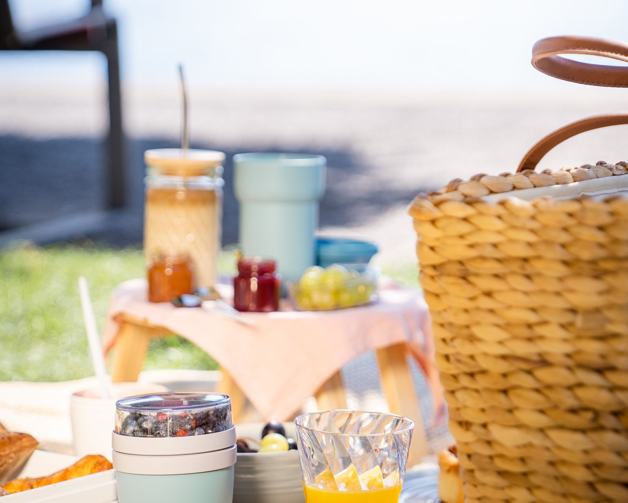 Parco: goditi una colazione abbondante all'aperto con frutta fresca e succhi.