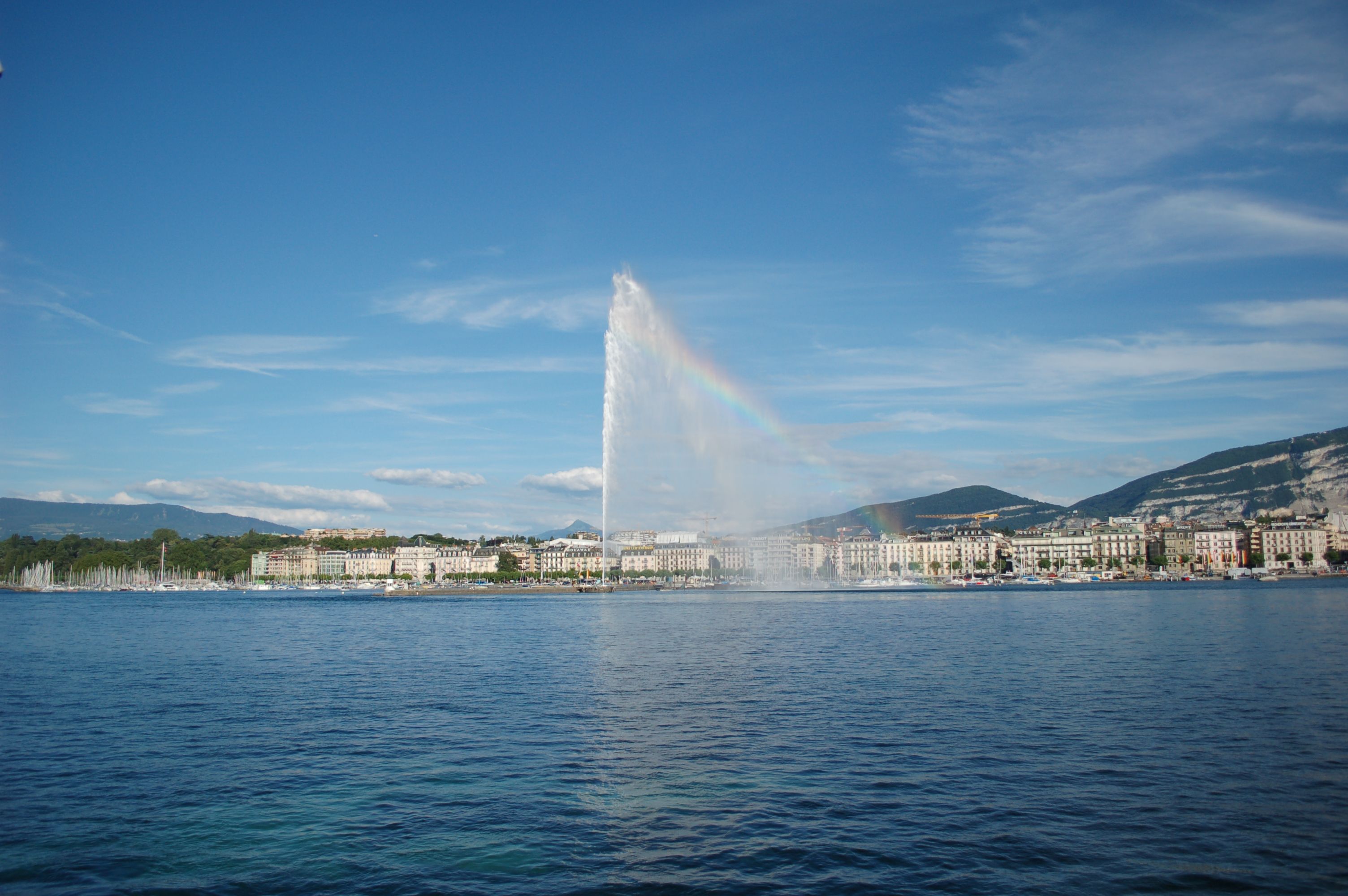 Jet d'eau: beeindruckender Brunnen in Genf mit Blick auf die Genfer Bucht und die umliegenden Berge.